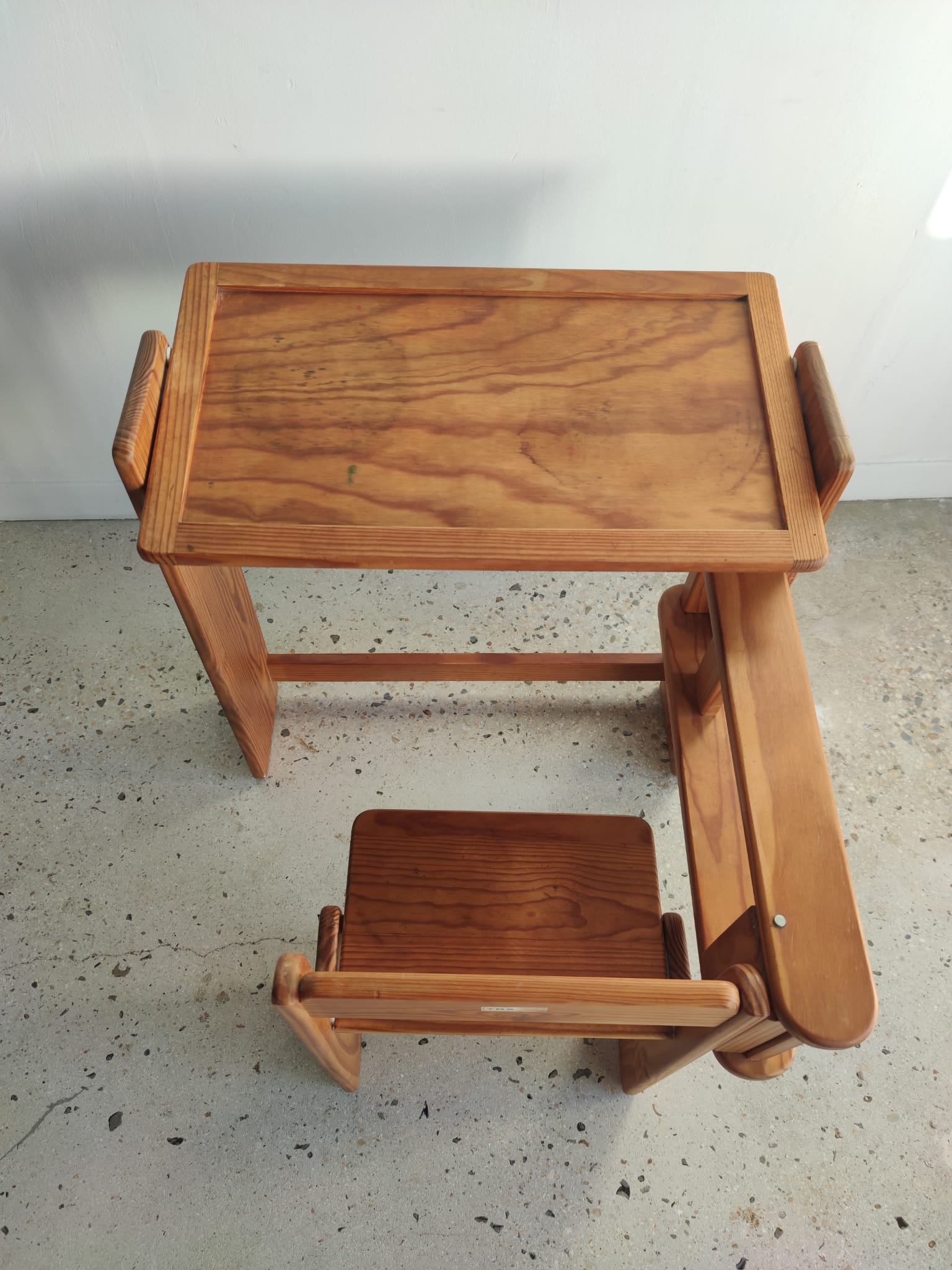 Foldable pine children's desk