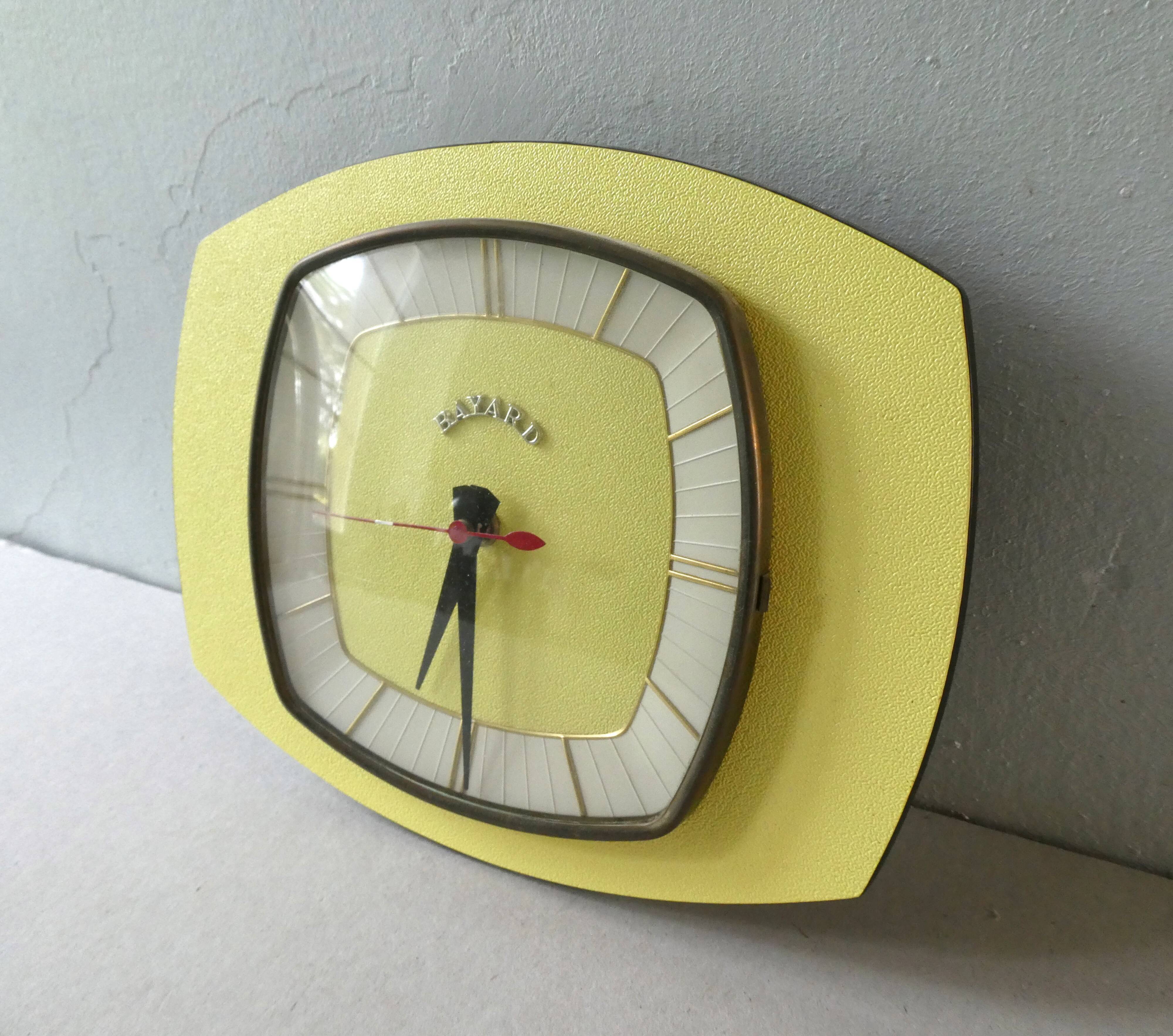 Pendule, Bayard wall clock in yellow formica from the 60s