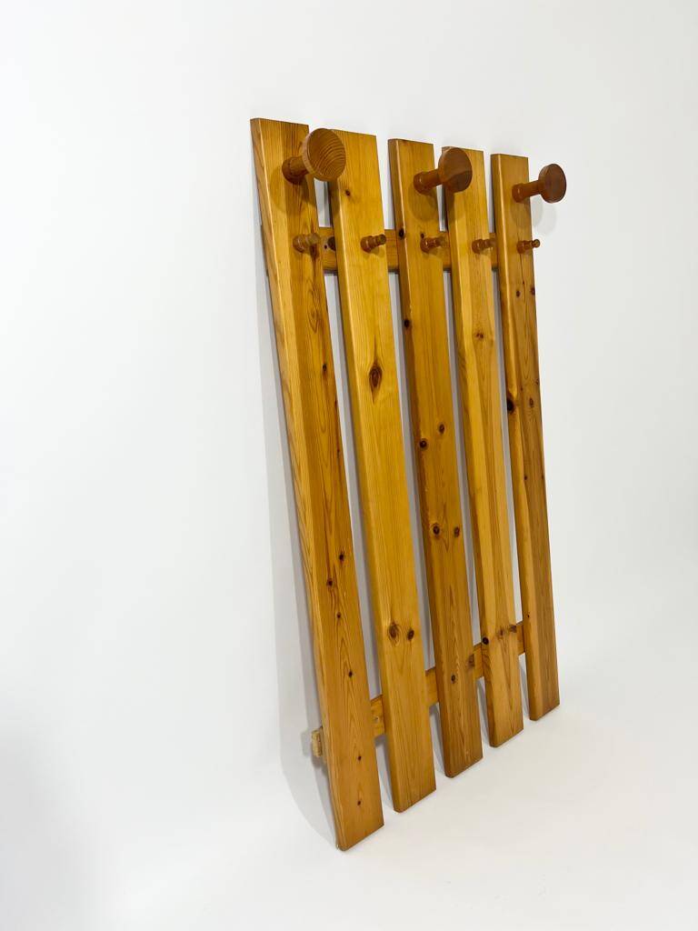 Vintage wall coat rack in solid pine