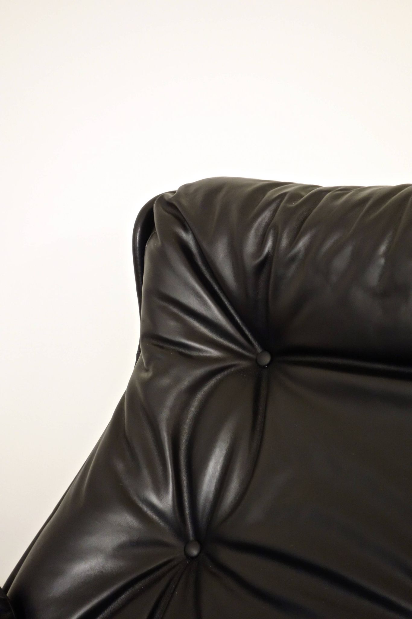 Orchidée leather armchair by Michel Cadestin for Airborne, France 1970's