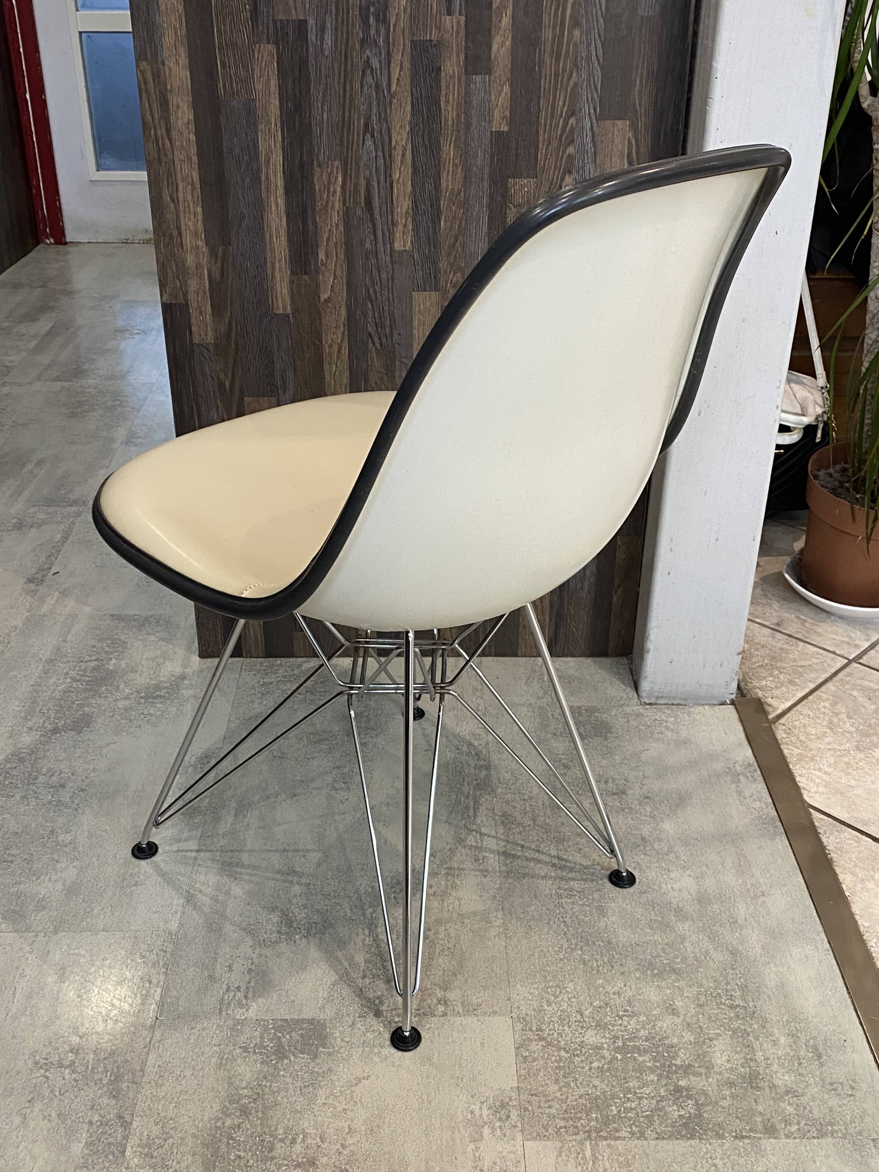 Fibreglass chair with skai vinyl, DSR Eiffel, off-white, Eames, Herman Miller.