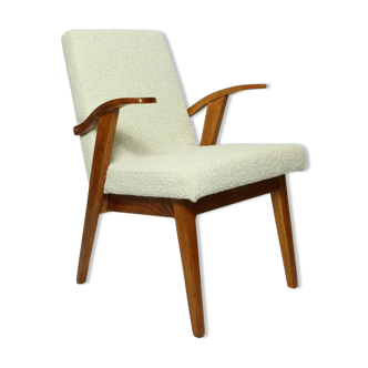 Fauteuil en bois et tissu bouclette beige clair restauré, design Puchala 1970