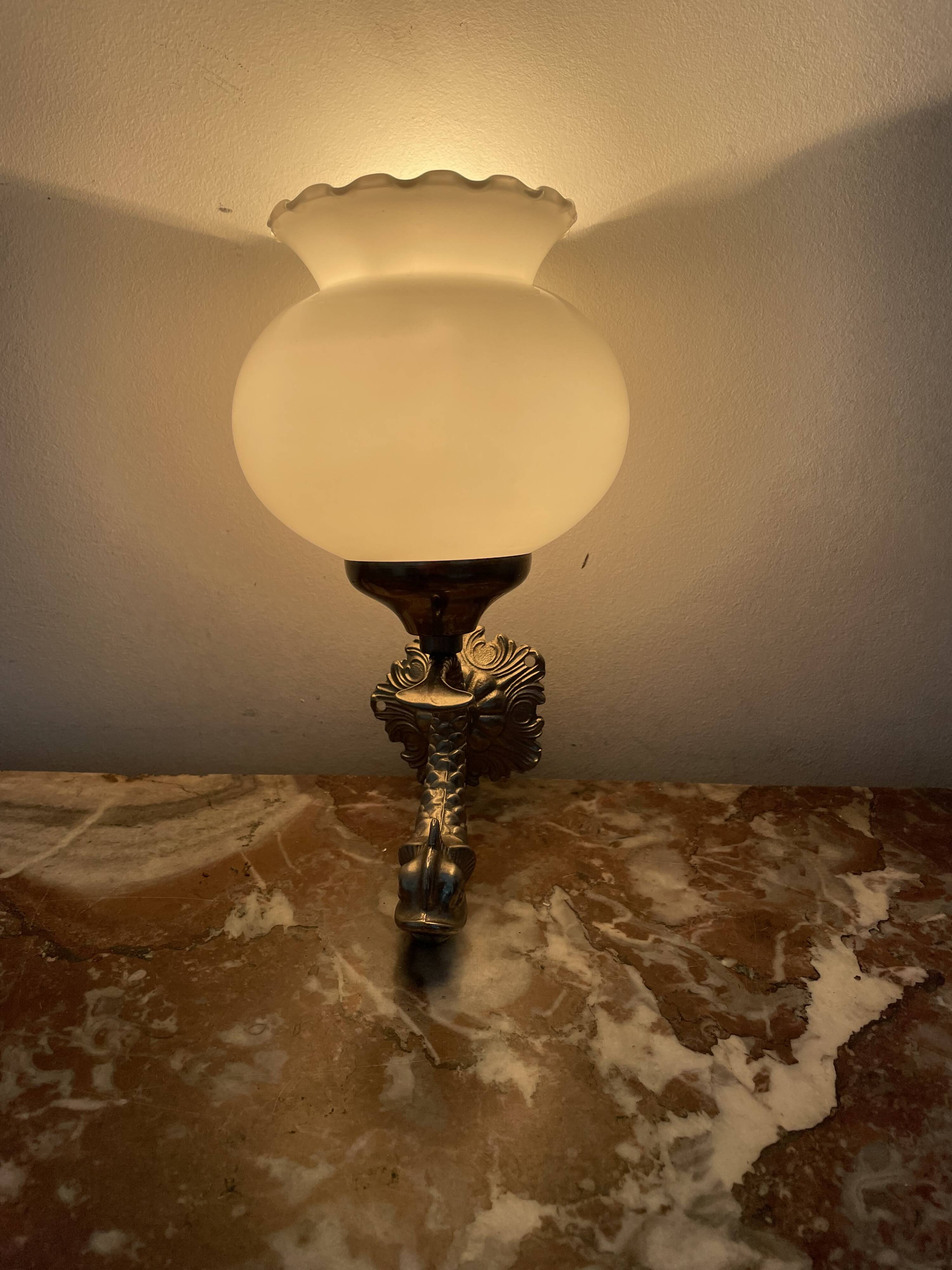 Applique formant un poisson, métal argenté, globe en verre opaque, opaline blanche, décoration
