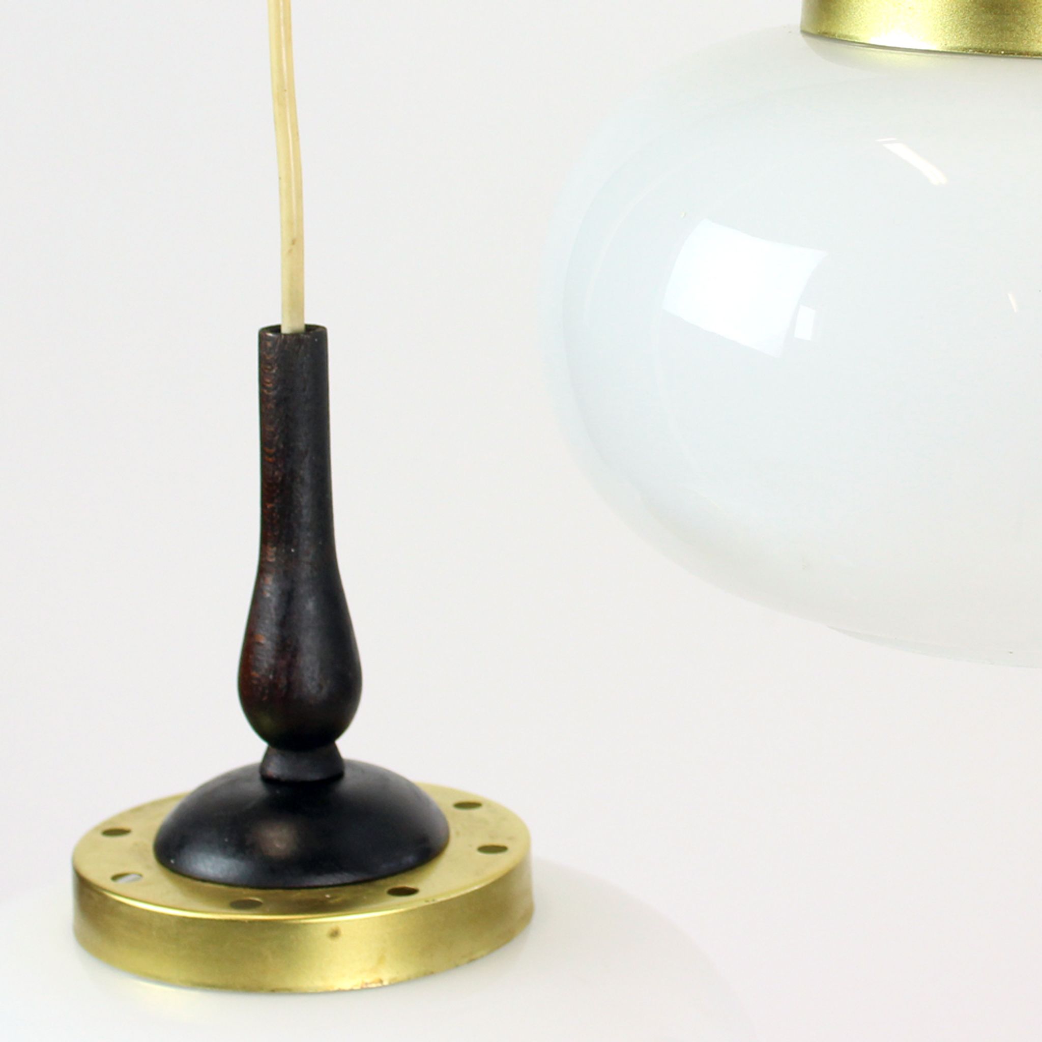 Suspension du milieu du siècle avec deux lampes opalines, Tchécoslovaquie vers les années 1960
