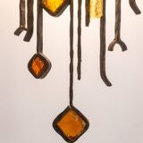 Applique en fer forgé et en verre coloré. Années 1960.