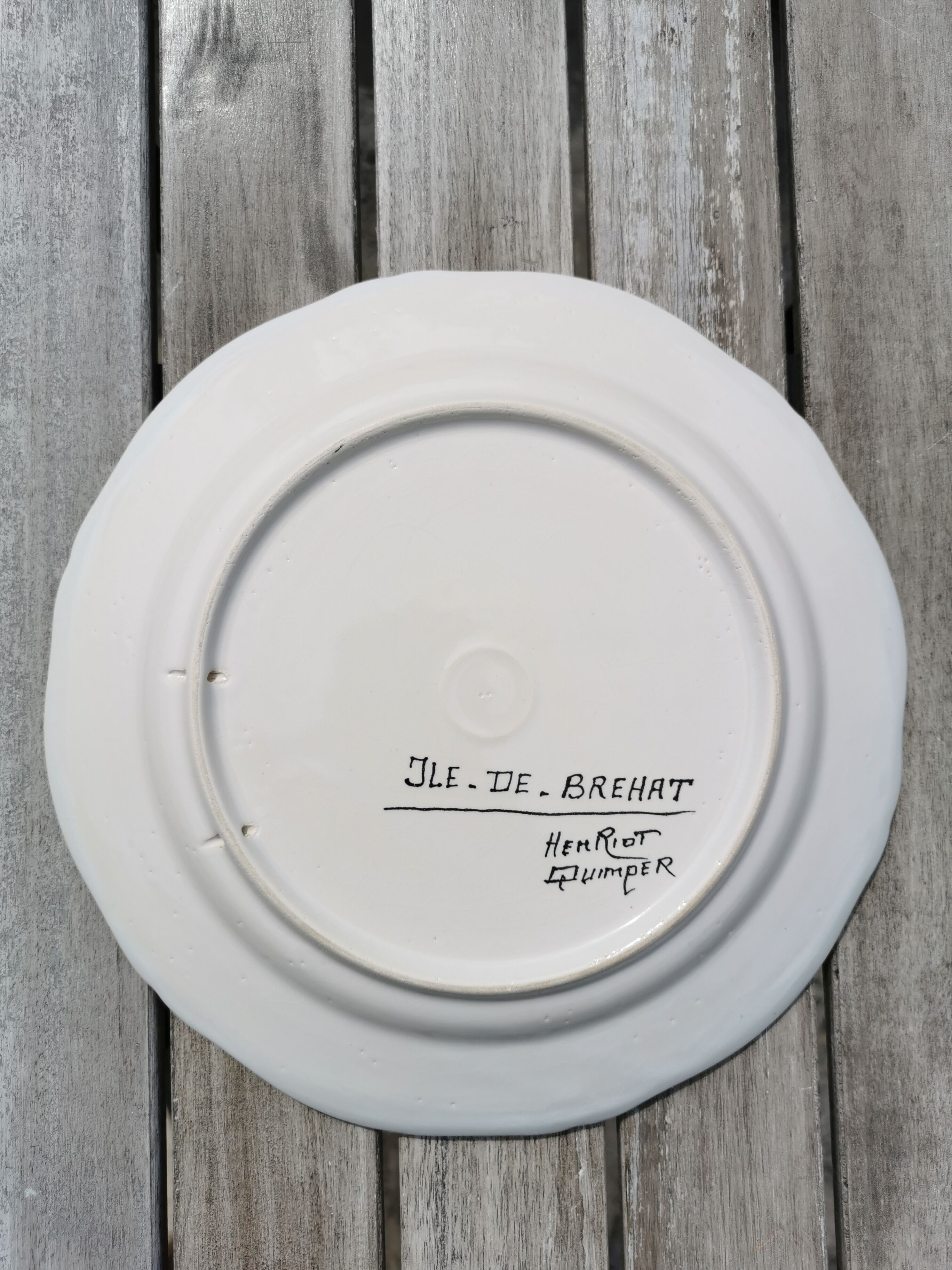 Decorative plate in earthenware, bird decoration, Henriot de Quimper. Bréhat Island.