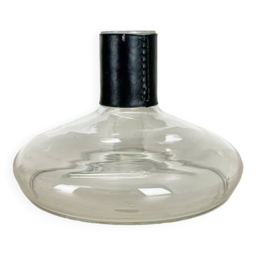 Grand élément de carafe en verre avec poignée en cuir par Carl Auböck, Autriche, années 1950