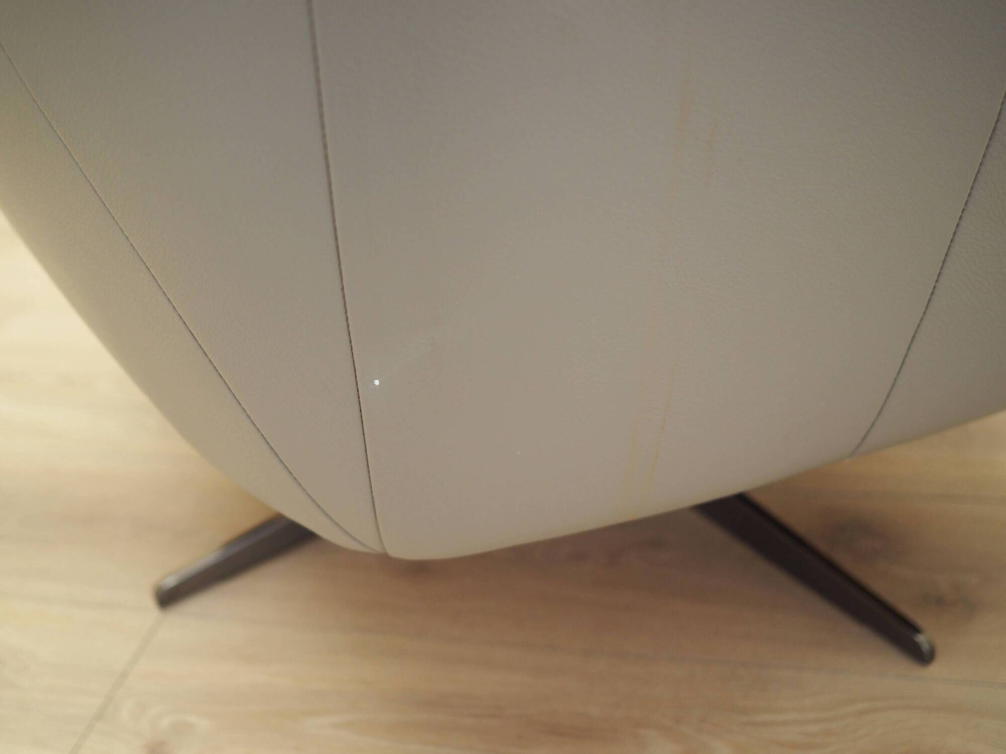 Leather swivel armchair, Italian design, 1990s, manufacture: Natuzzi