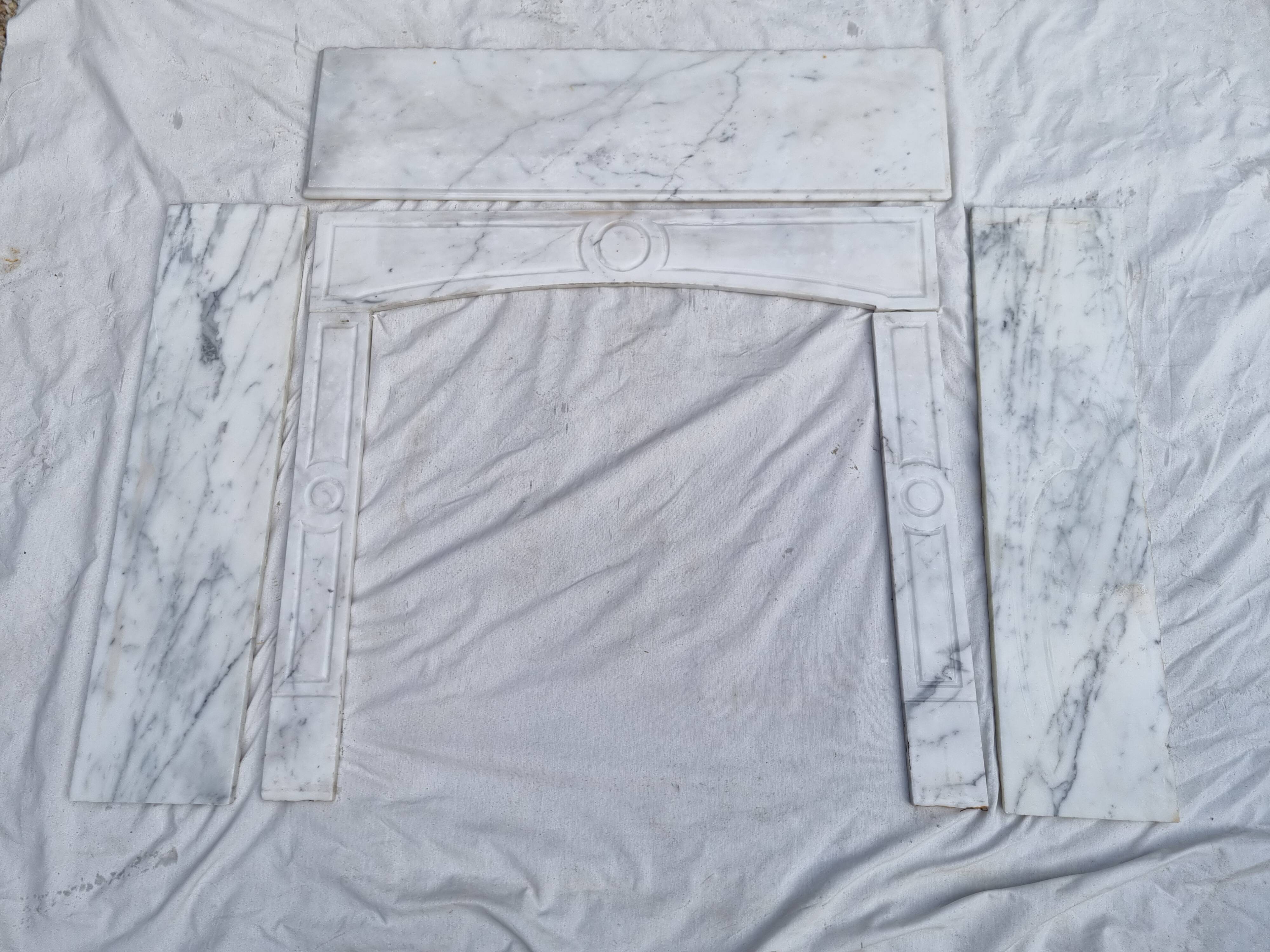 Cheminée Pompadour en marbre blanc de Carrare