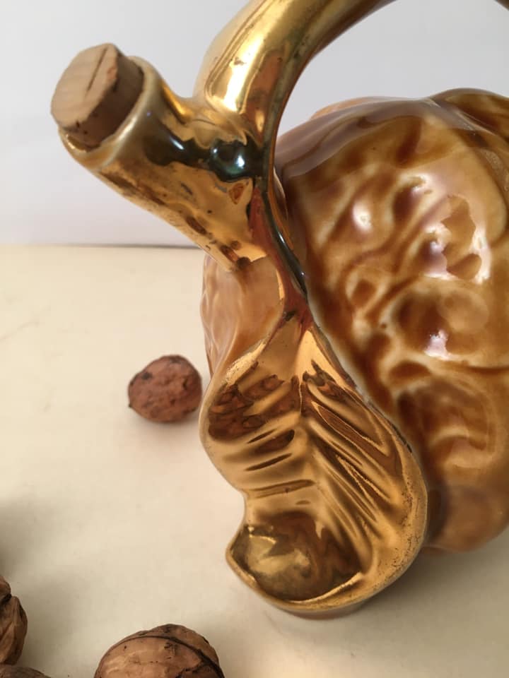 Nut-shaped liquor carafe from the 50s. Bubble with gilding. Cork stopper