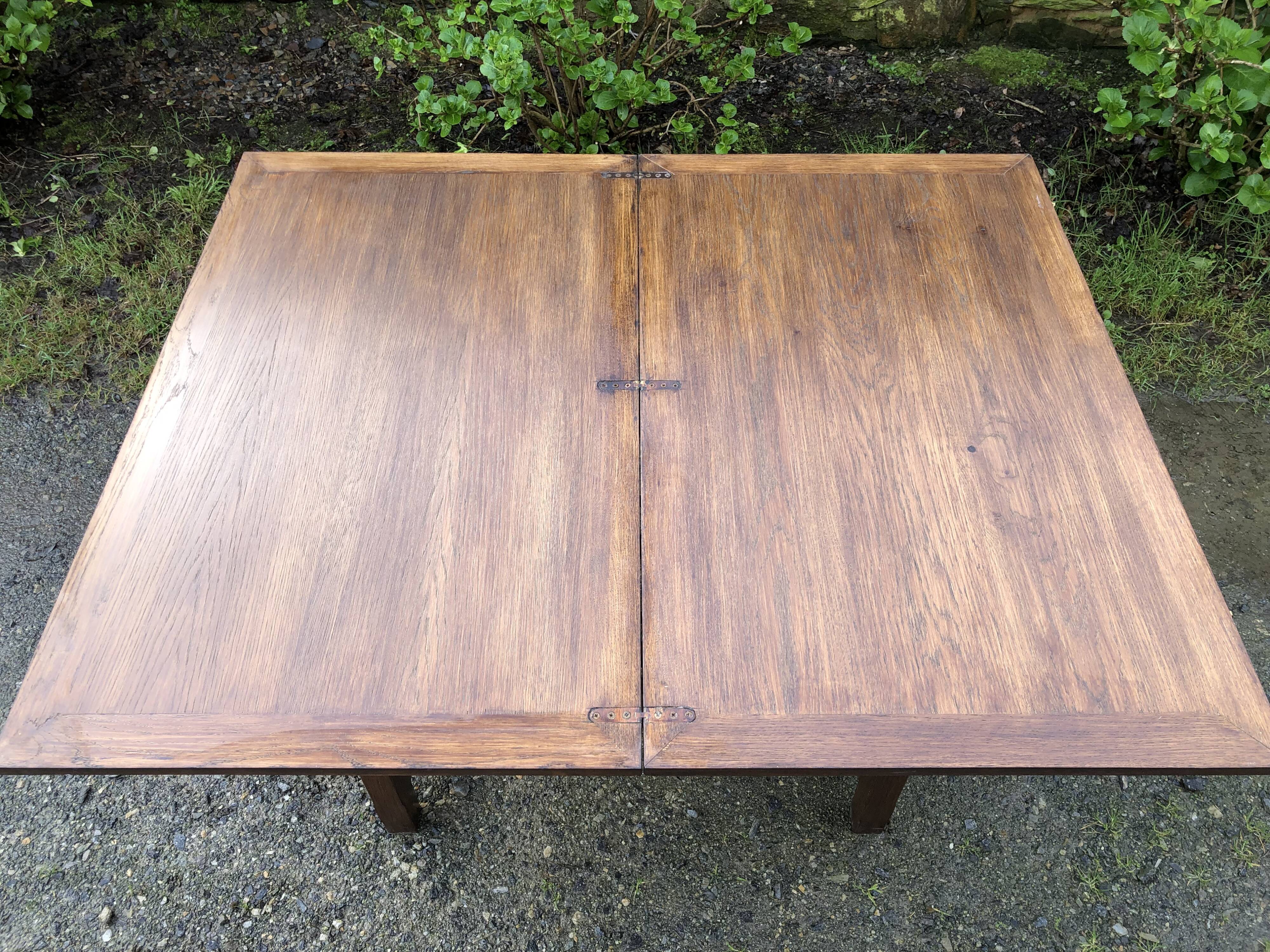 Table basse vintage modulable et extensible au système magique d’Albert Ducros en chêne.