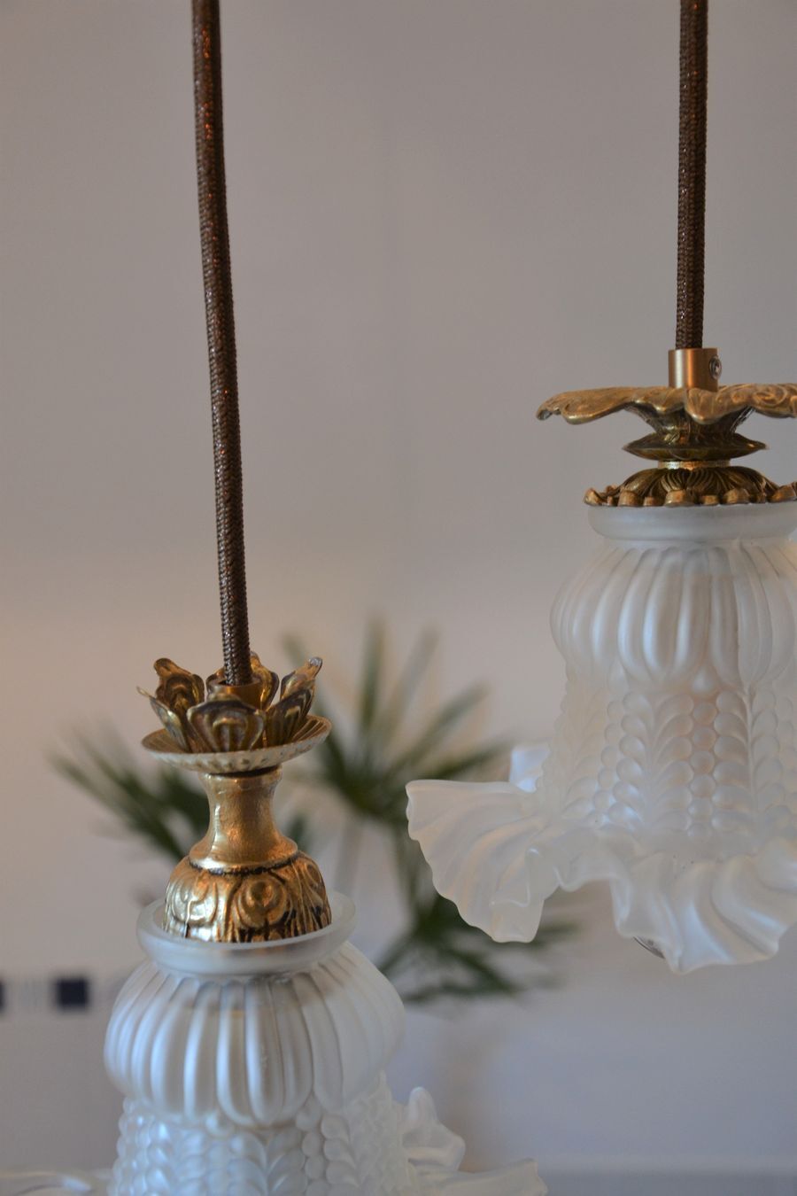 Double suspension with tulip lampshades and gold finishes