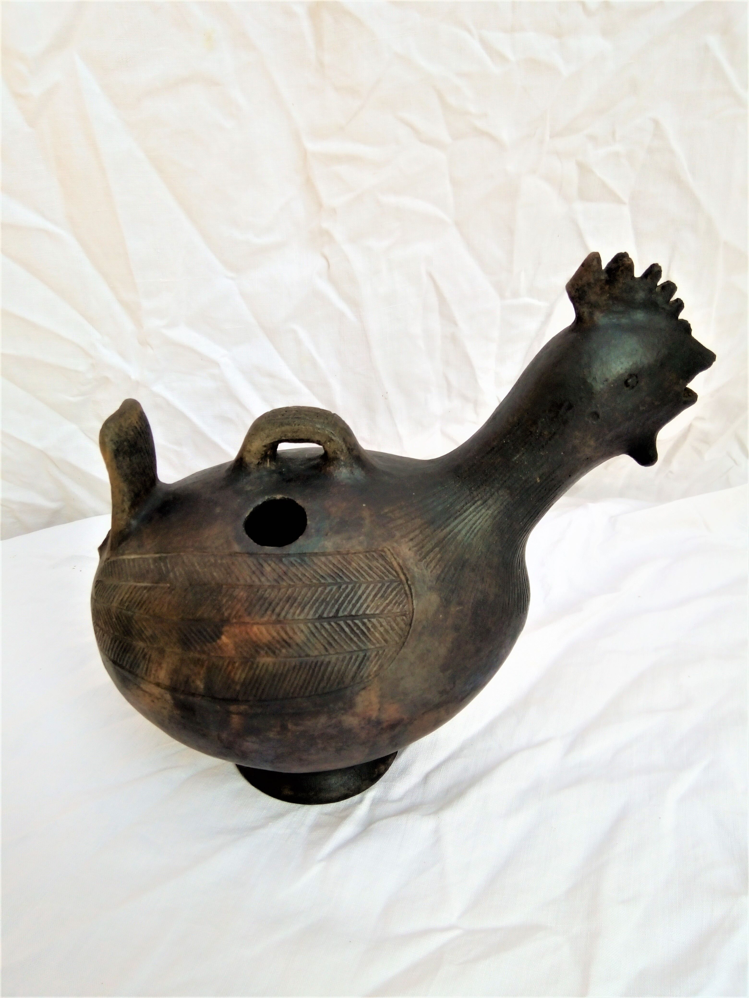 Pourer, terracotta teapot. Hen.