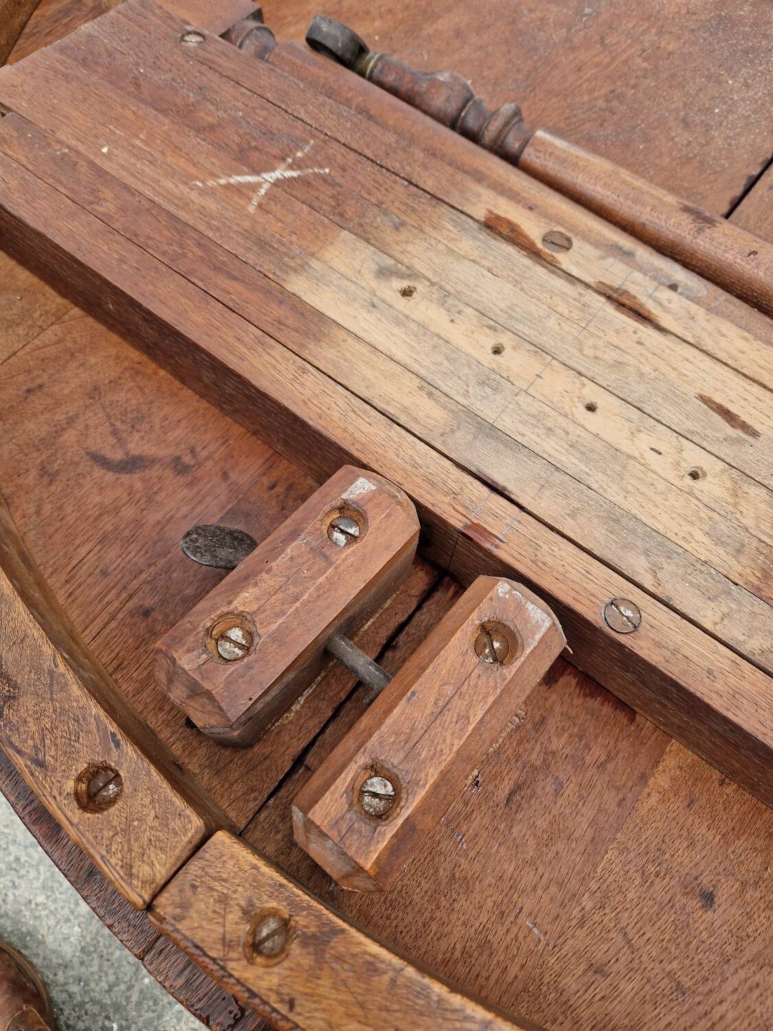 Henri II round table with lion's paw in solid oak