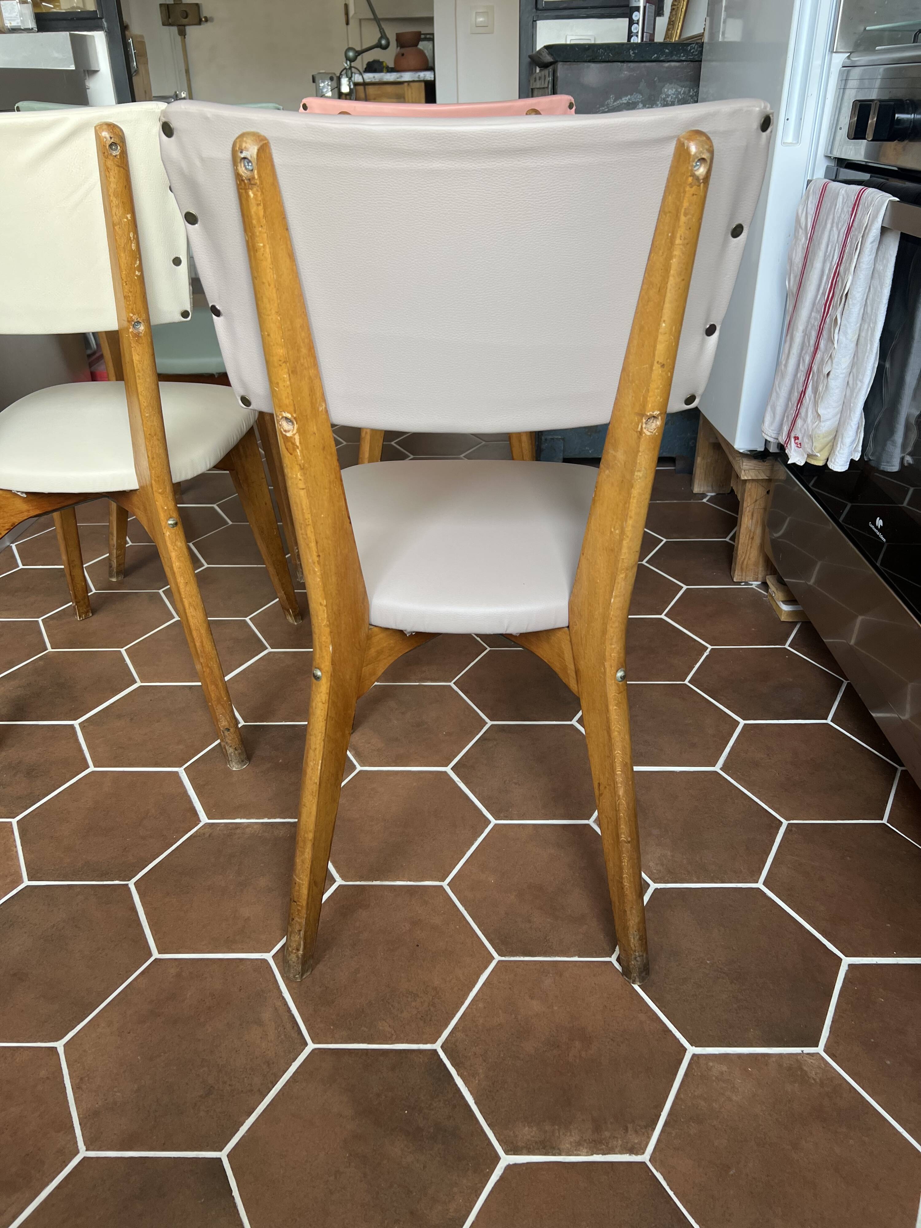 (Lot) 4 pastel multi-colored chairs (Monobloc)
