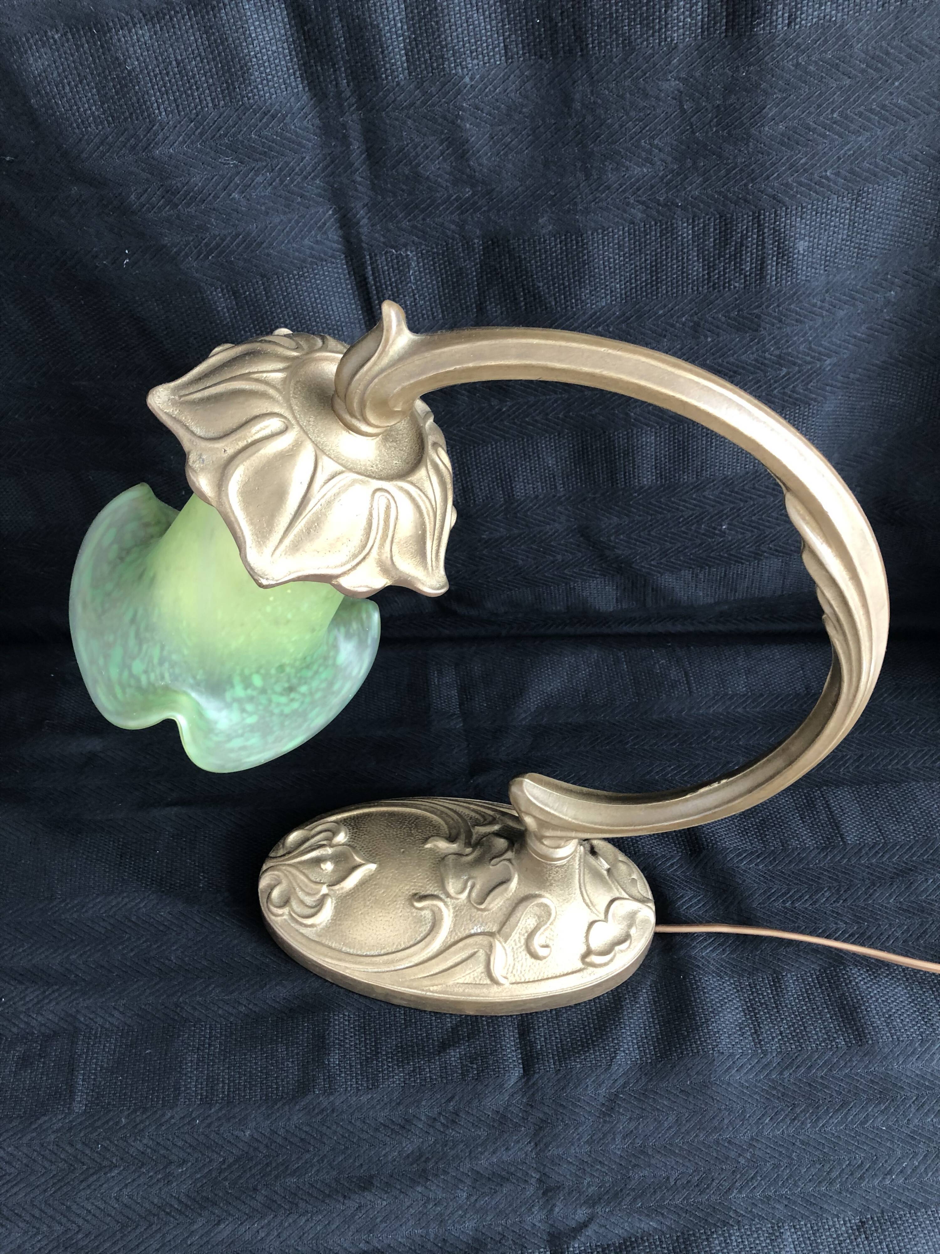 Lampe française en laiton style art déco - abat-jour en pâte de verre signée vianne