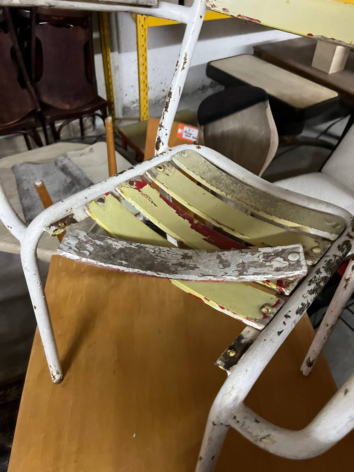 Vintage white metal and lacquered wood garden chairs from the 1970s — set of 3, multicoloured slats.