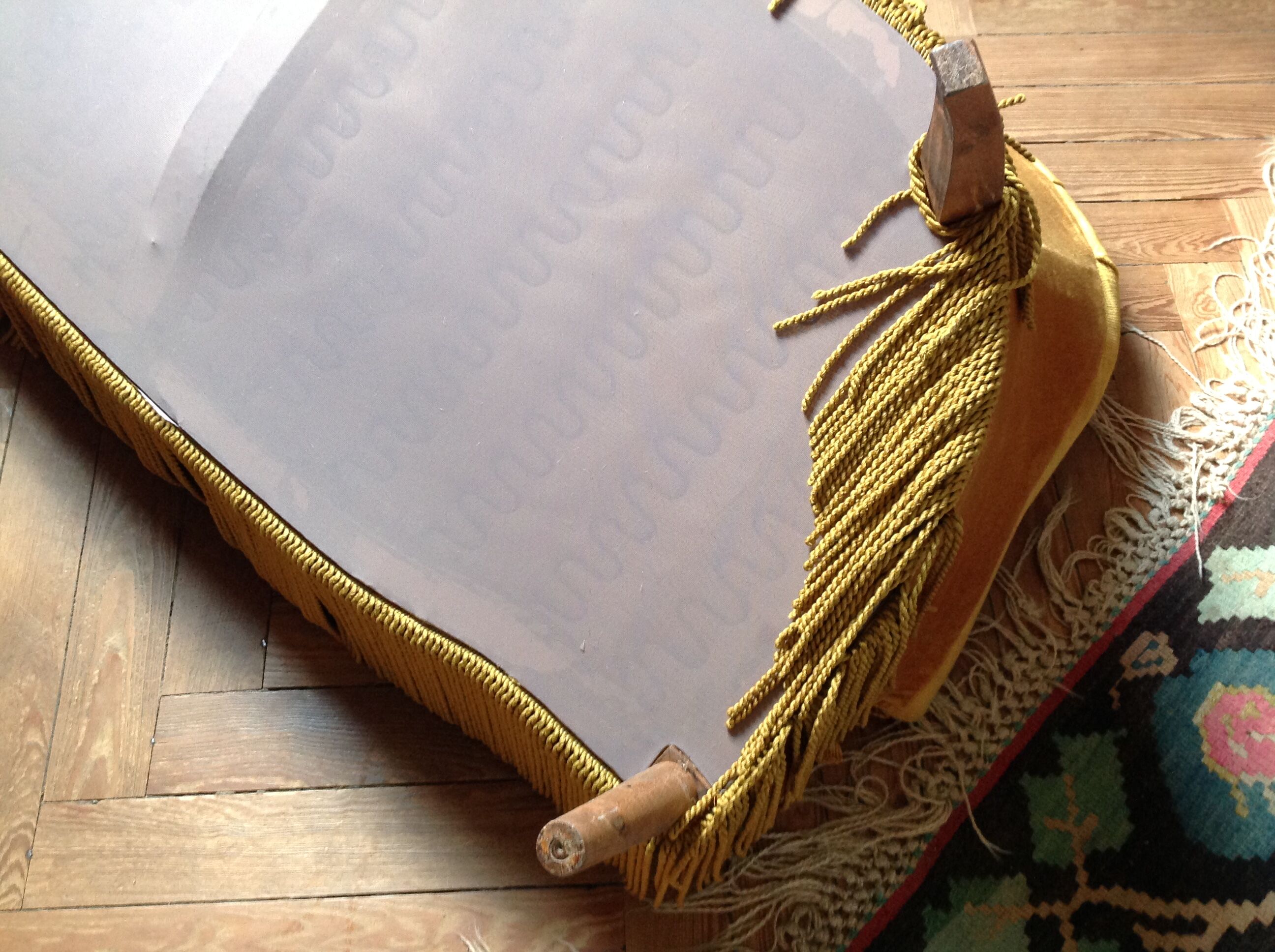 Yellow velvet toad sofa