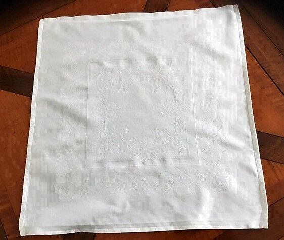 Two old linen damascenen towels in white color