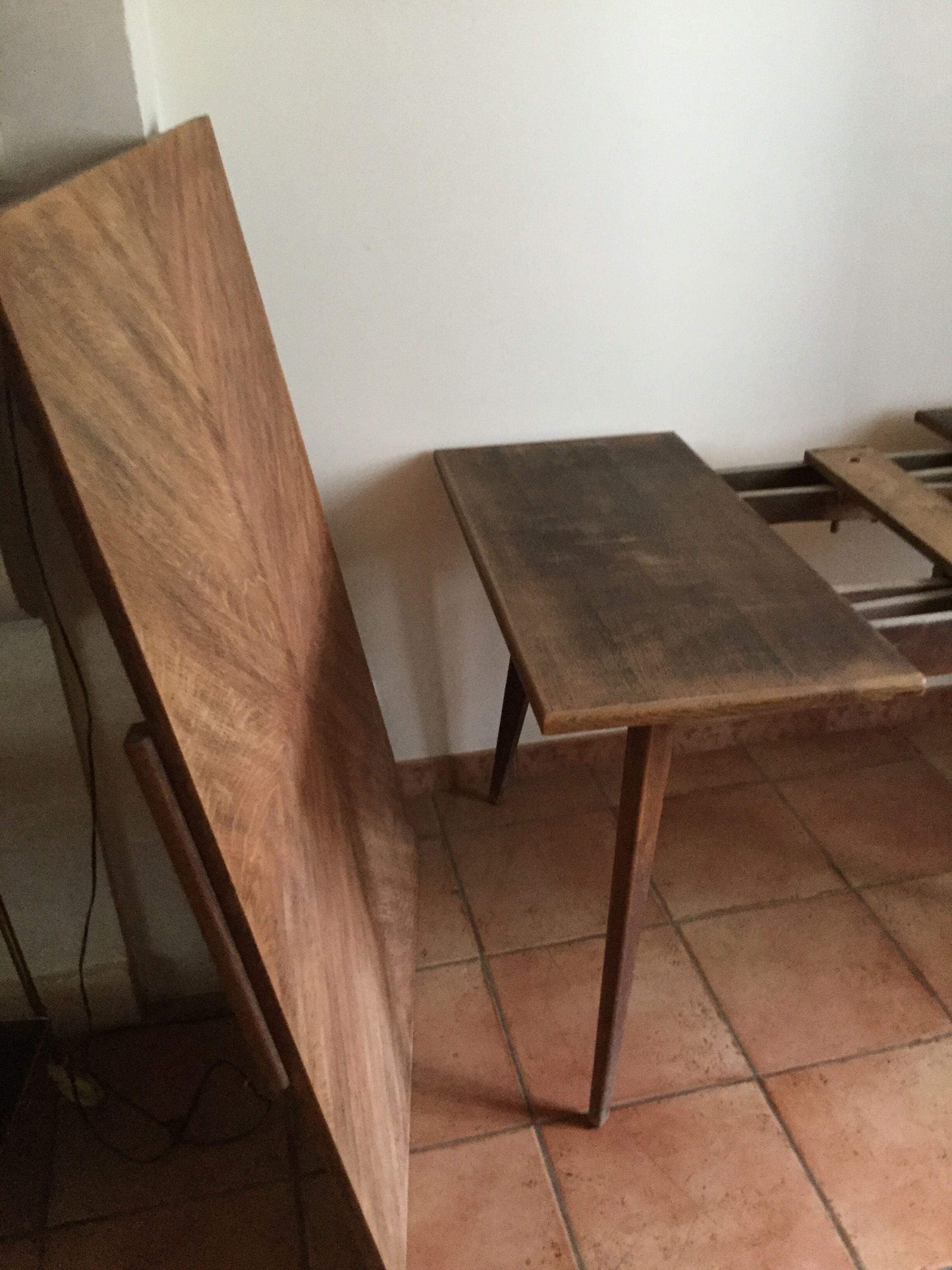 Extendable table with compass feet