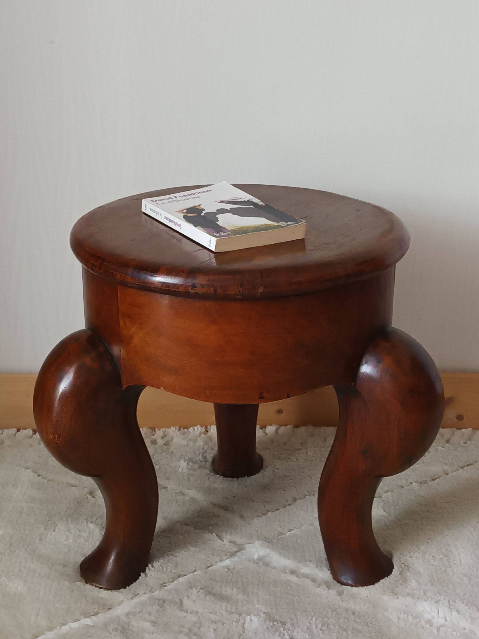 Tabouret tripode en noyer XXème