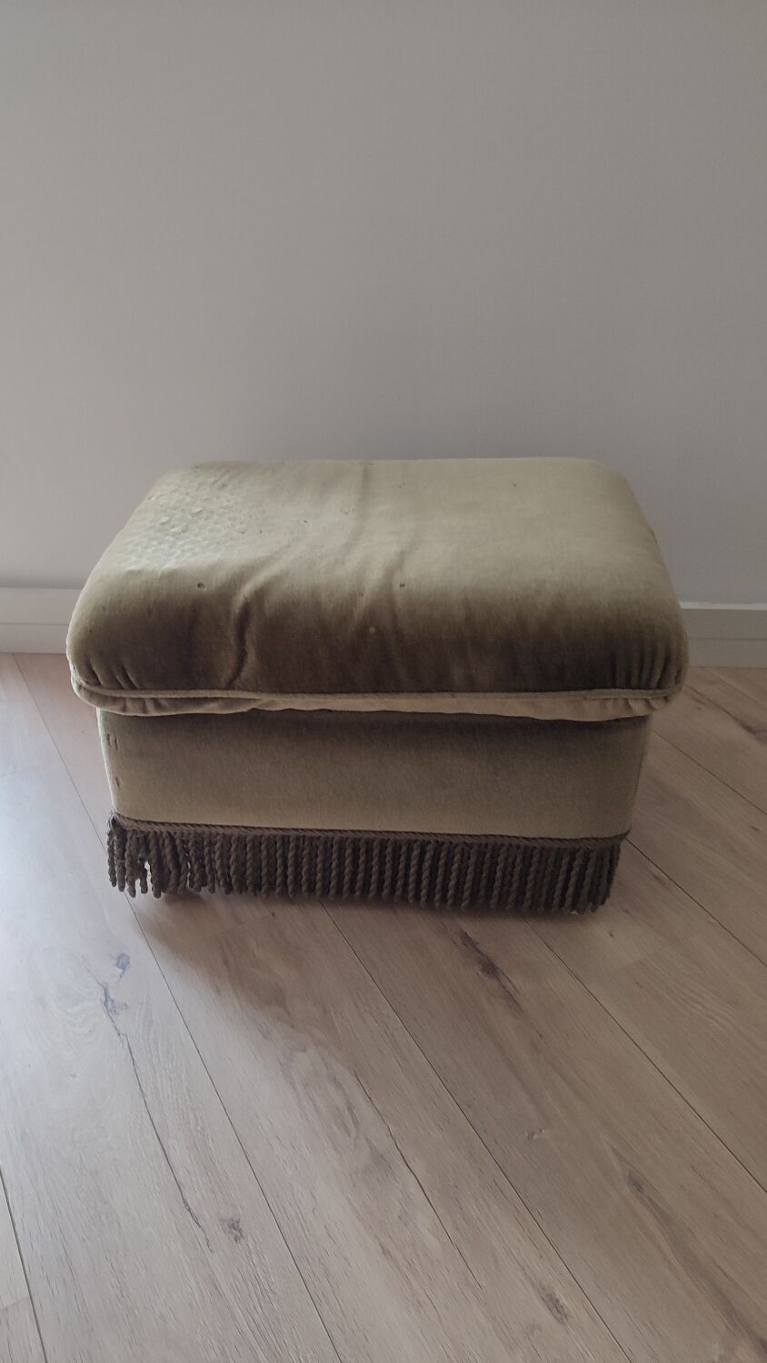 Fringed footrest