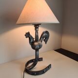 Lampe coq en fer forgé par Jean Touret / les Ateliers de Marolles