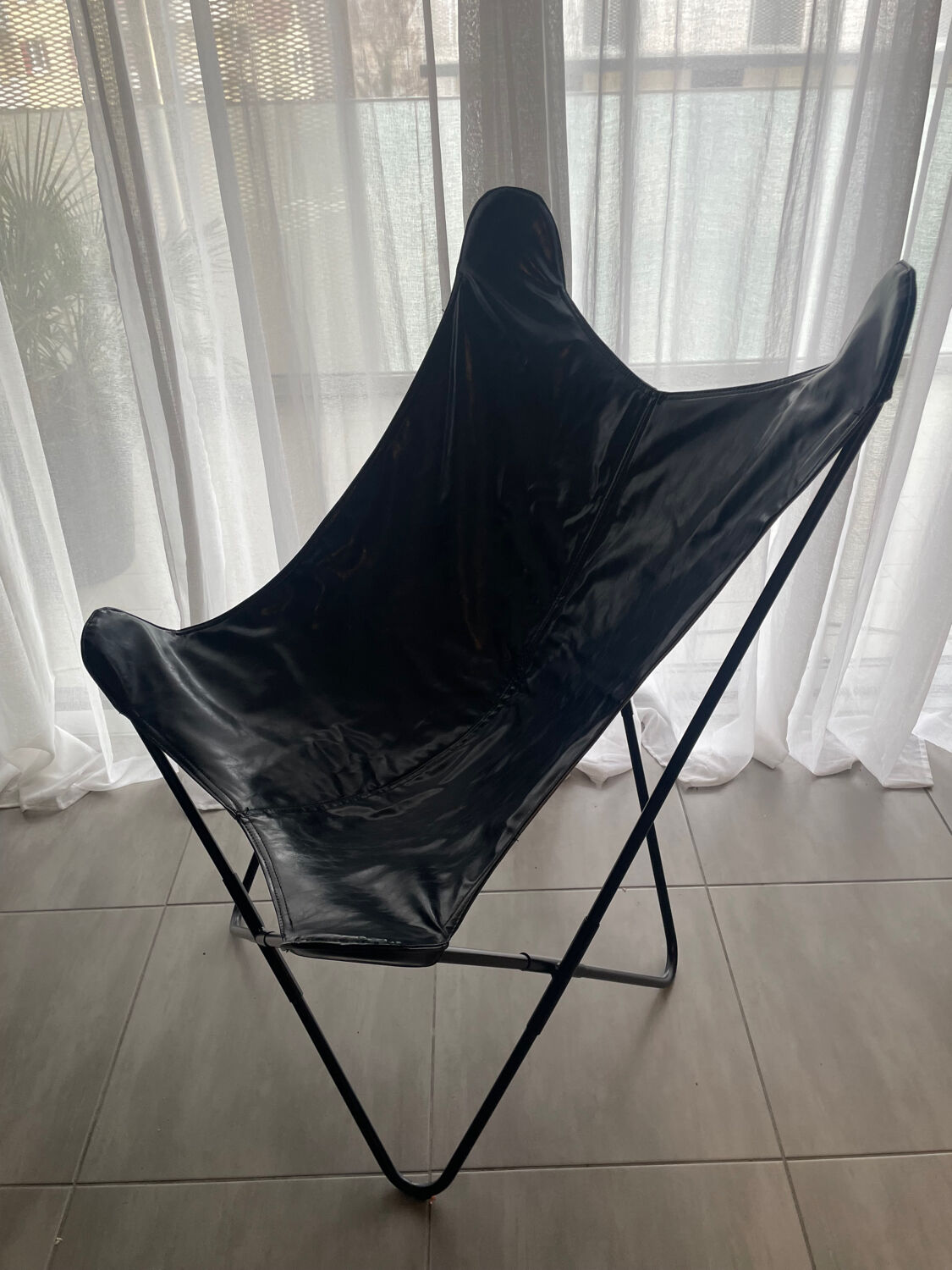 Fauteuil papillon en similicuir en parfait état