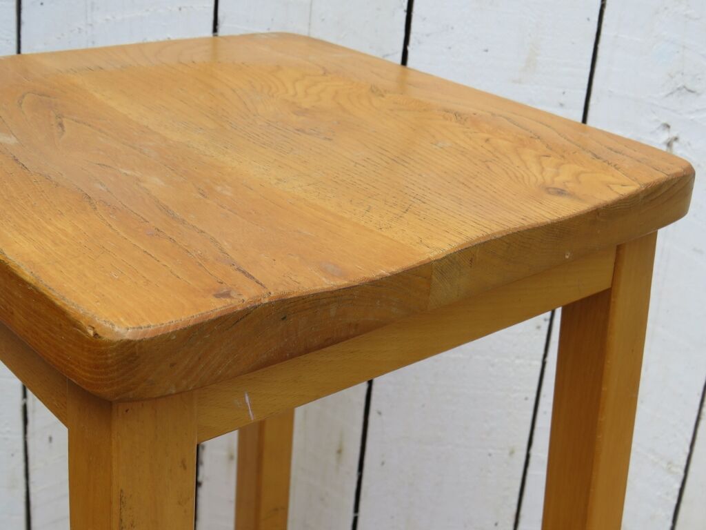 Deux paires de grands tabourets de bar anglais vintage