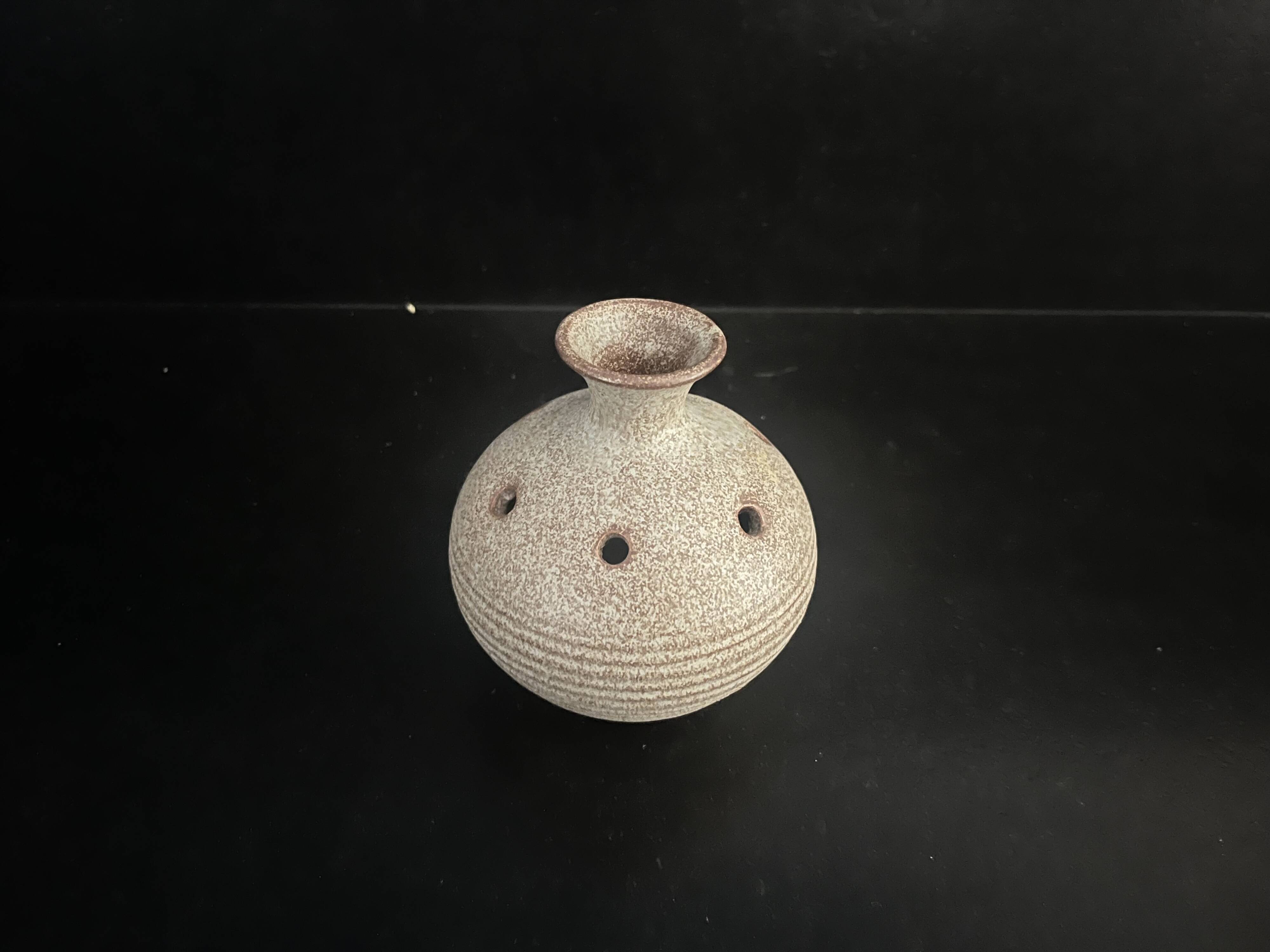 Vase pique-fleurs en grès Vallauris
