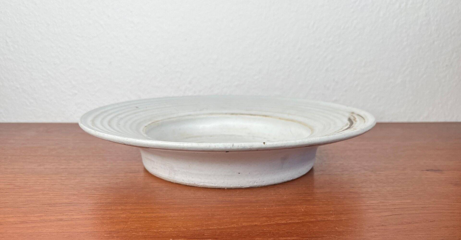 Mid-century modern minimalist studio pottery bowl from Pottestuen Keramik Frederikshavn, 1960s.
