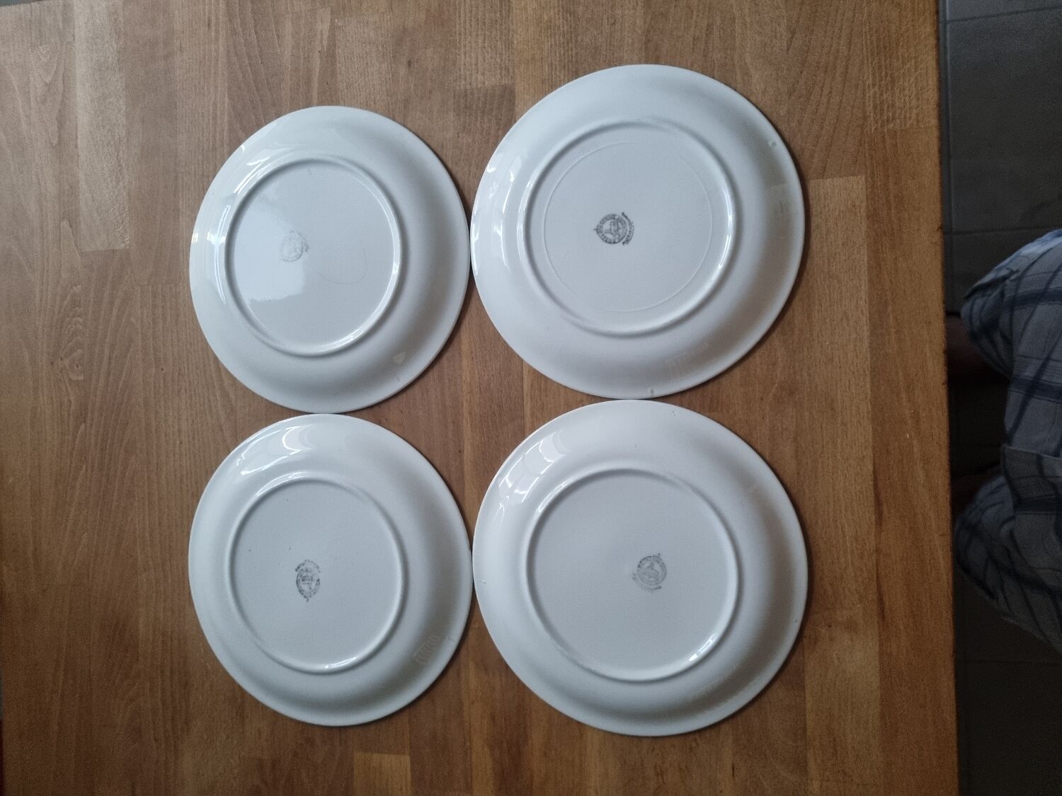 4 plates