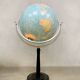 Lampadaire globe terrestre illuminé vintage