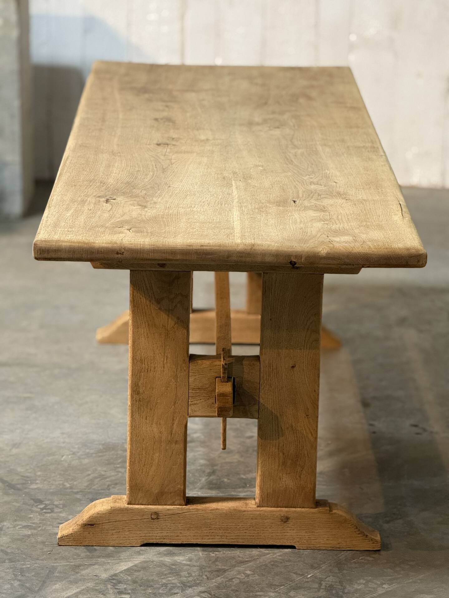 Table de style monastère