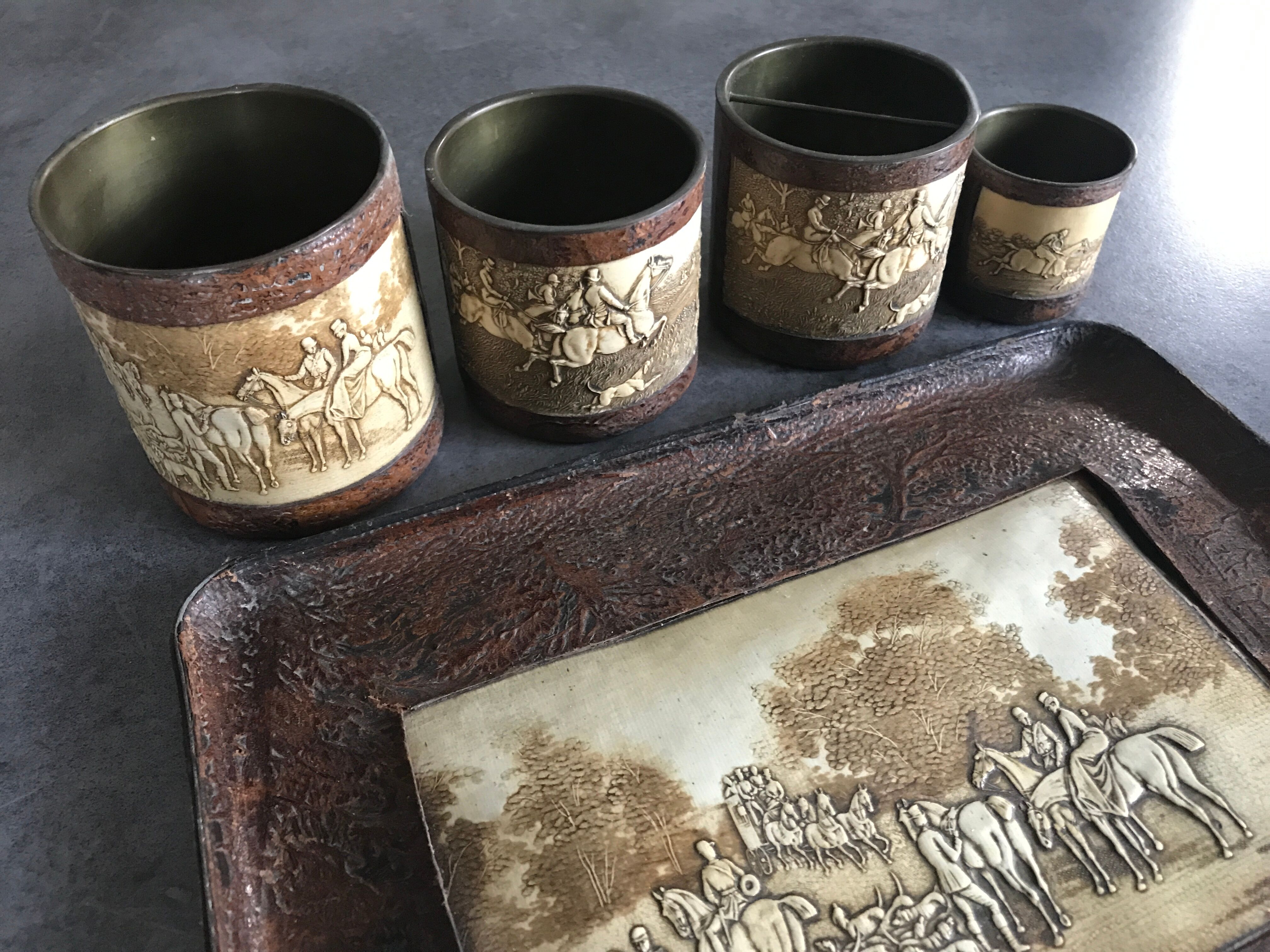 Nécessaire de bureau ancien laiton et cuir, 1 plateau avec 4 pots décor chasse à courre