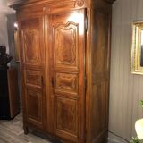 Armoire de Maringues en Merisier – Une Pièce Unique Chargée d'Histoire