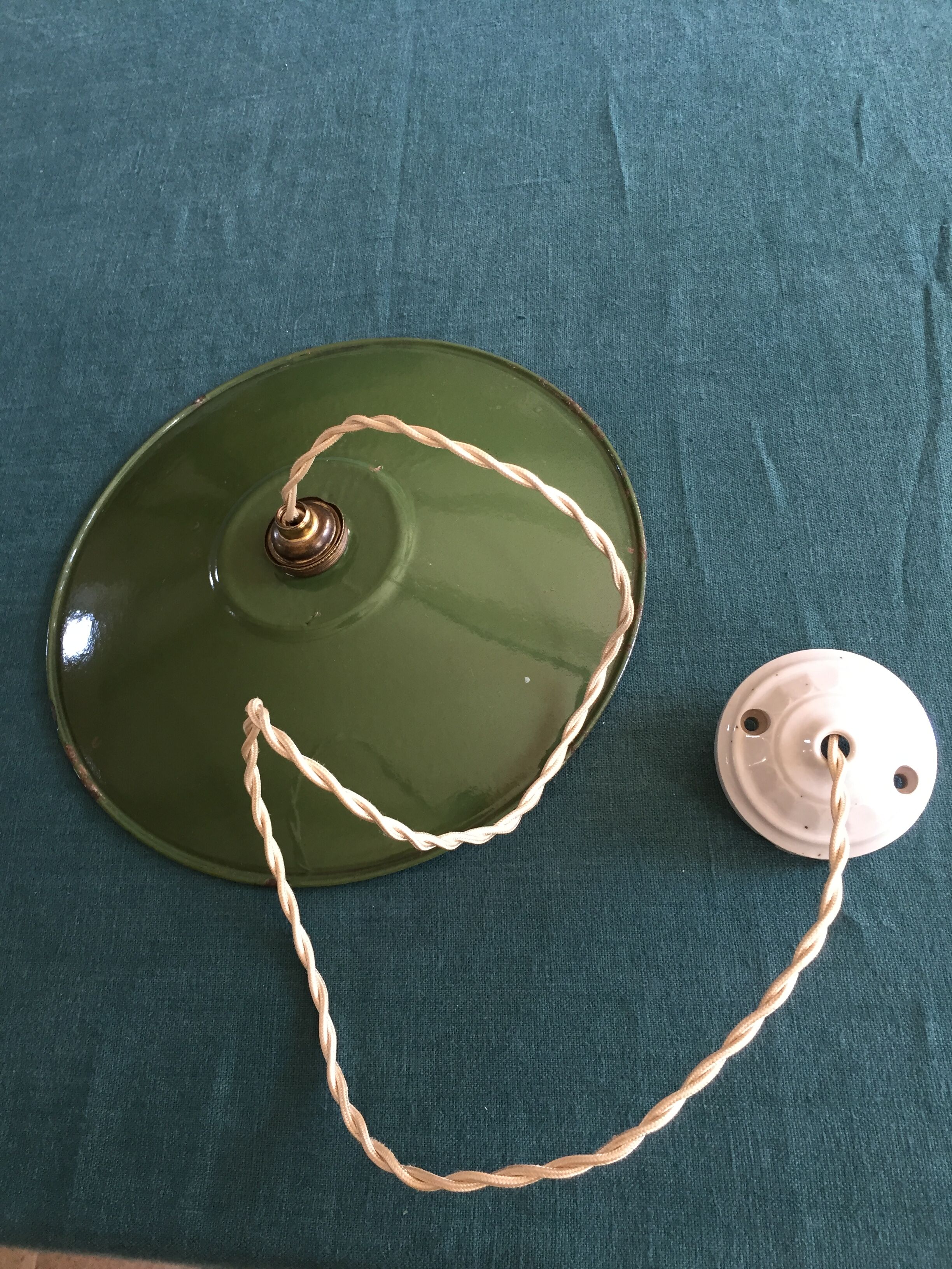 Vintage enamelled sheet metal suspension and its porcelain rosette