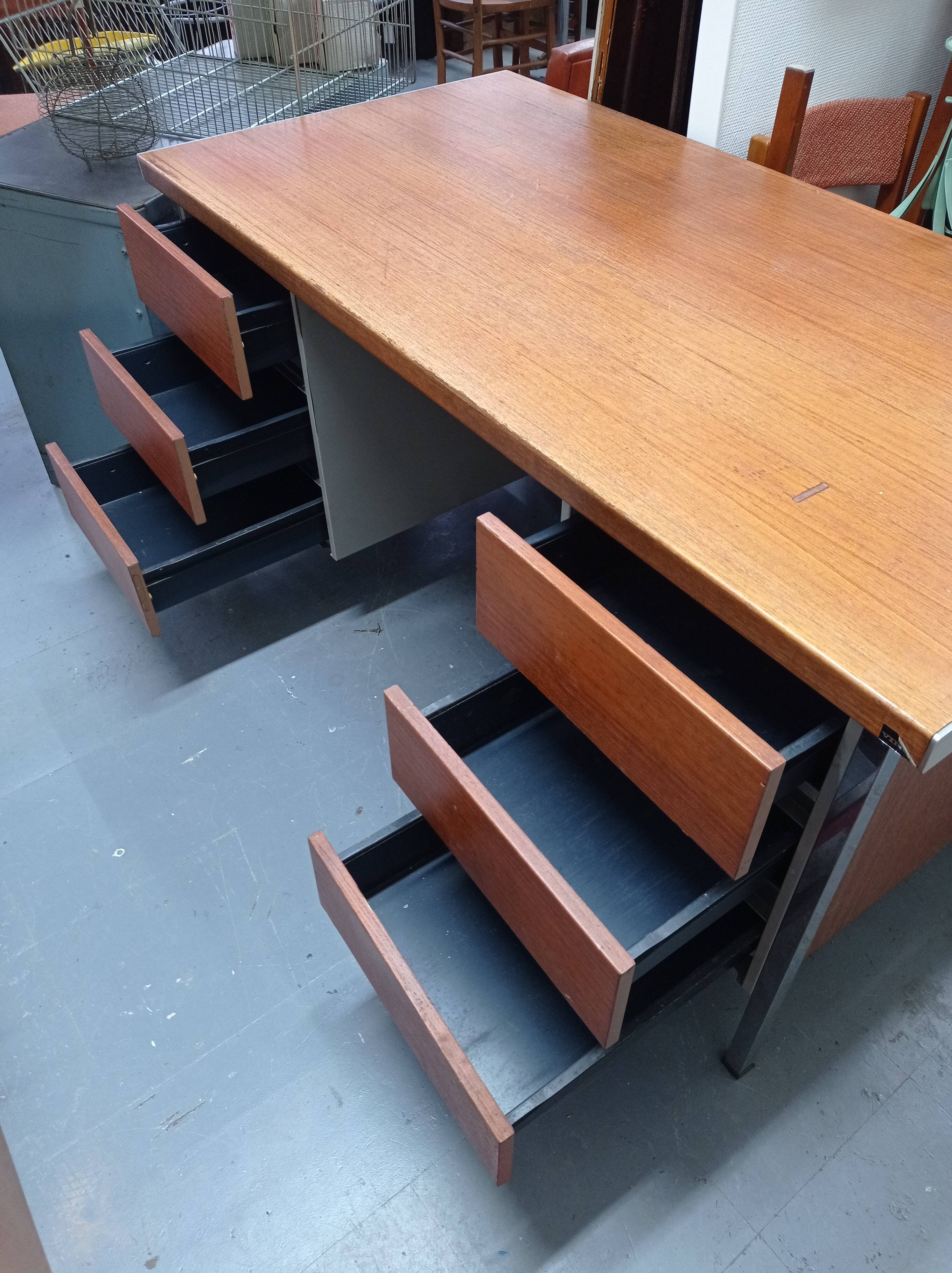 Vinco metal desk