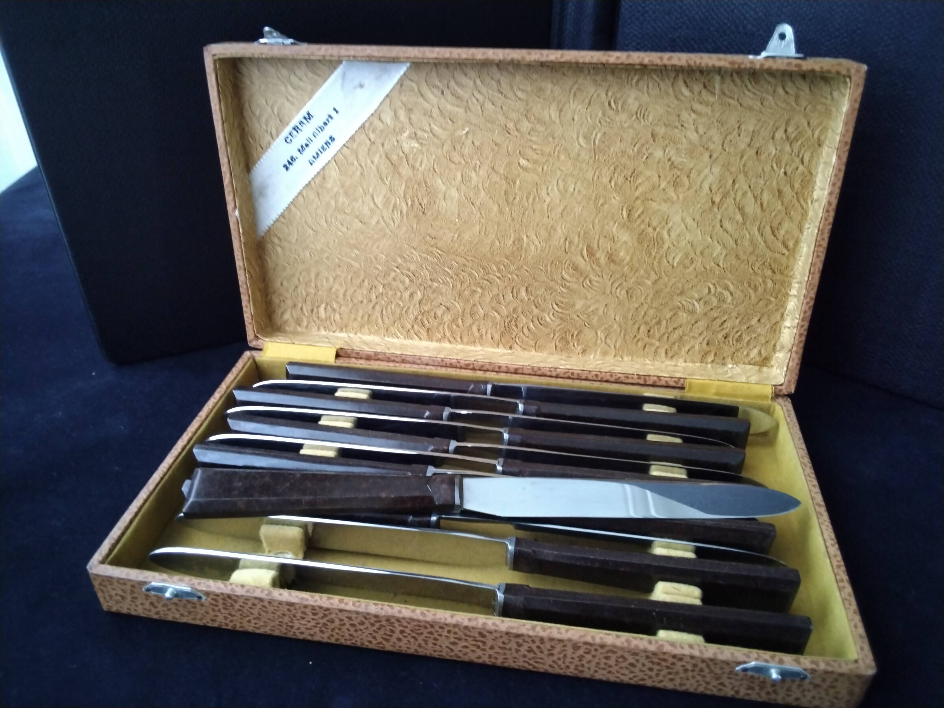 Coffret de 12 couteaux de table vintage  inox et bakélite brune
