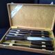 Coffret de 12 couteaux de table vintage  inox et bakélite brune