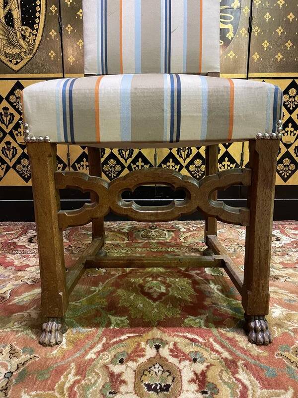 Suite de 8 chaises style Renaissance chêne