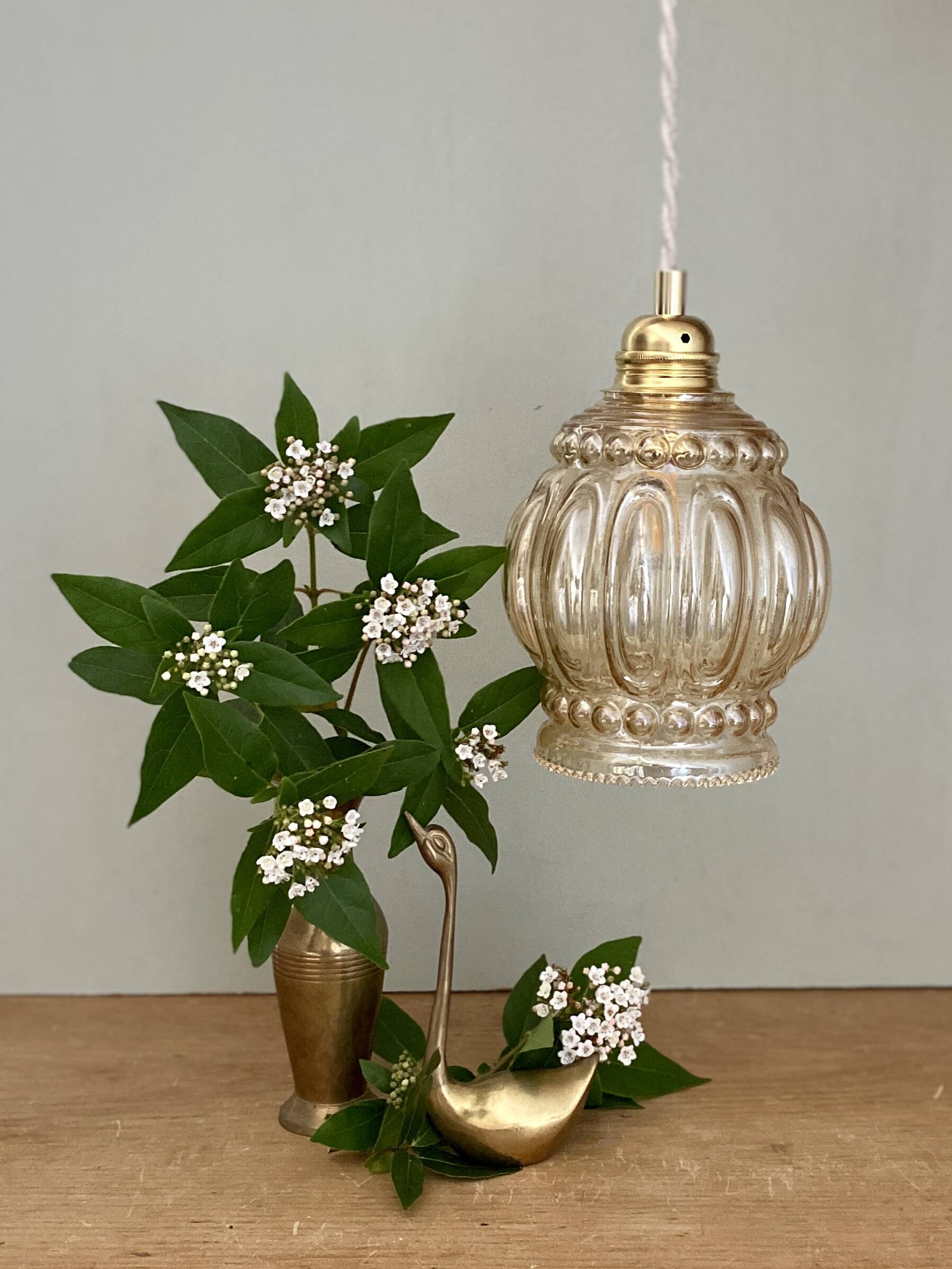 Suspension globe vintage en verre ambré bullé