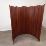 Undulating slatted screen