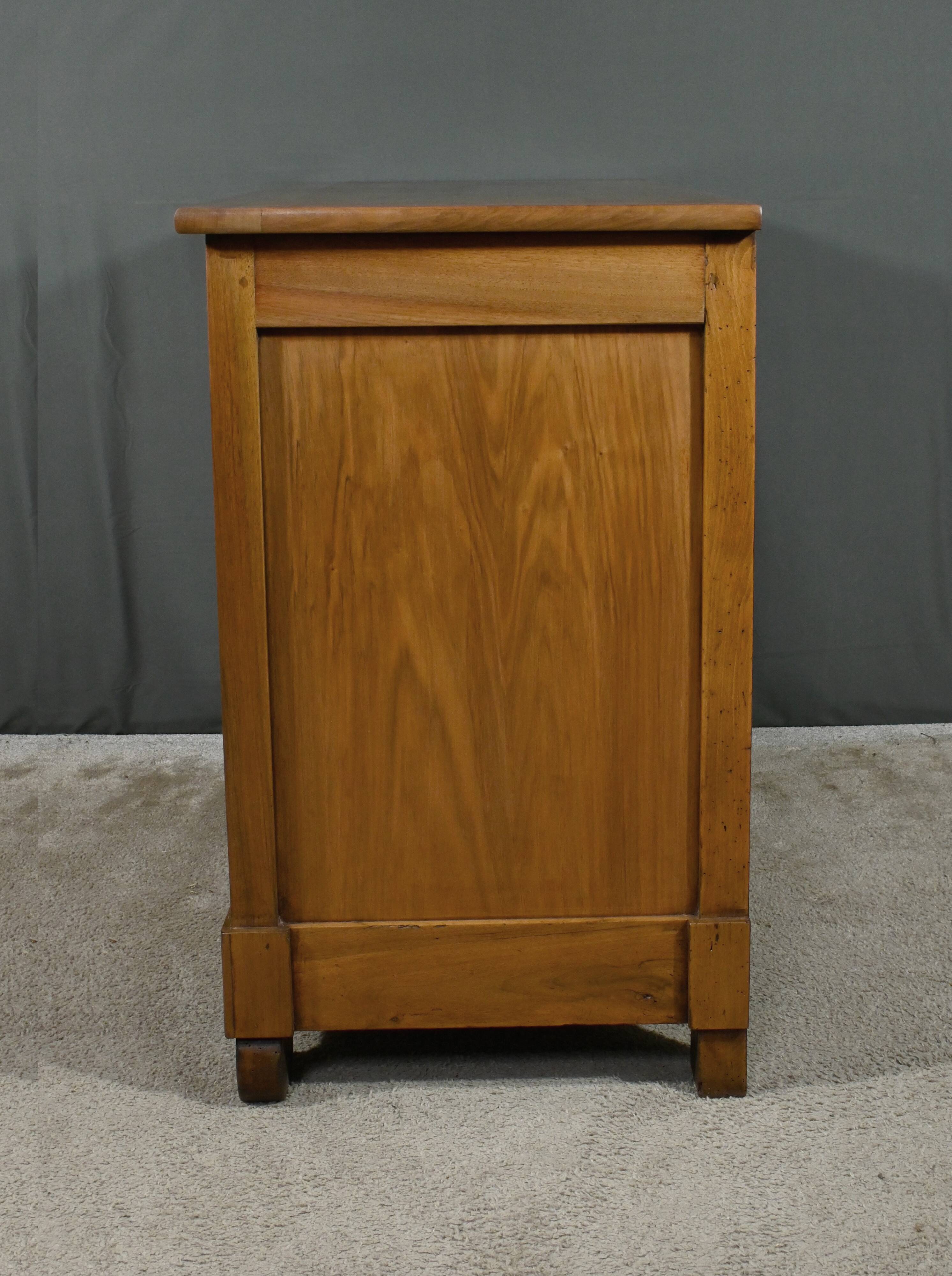 Walnut chest of drawers, Restoration style – Late 19th century