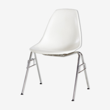 DSS-N stackable chair by Charles & Ray Eames for Vitra