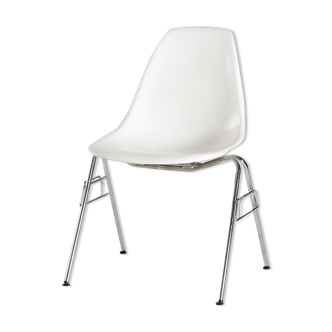 DSS-N stackable chair by Charles & Ray Eames for Vitra