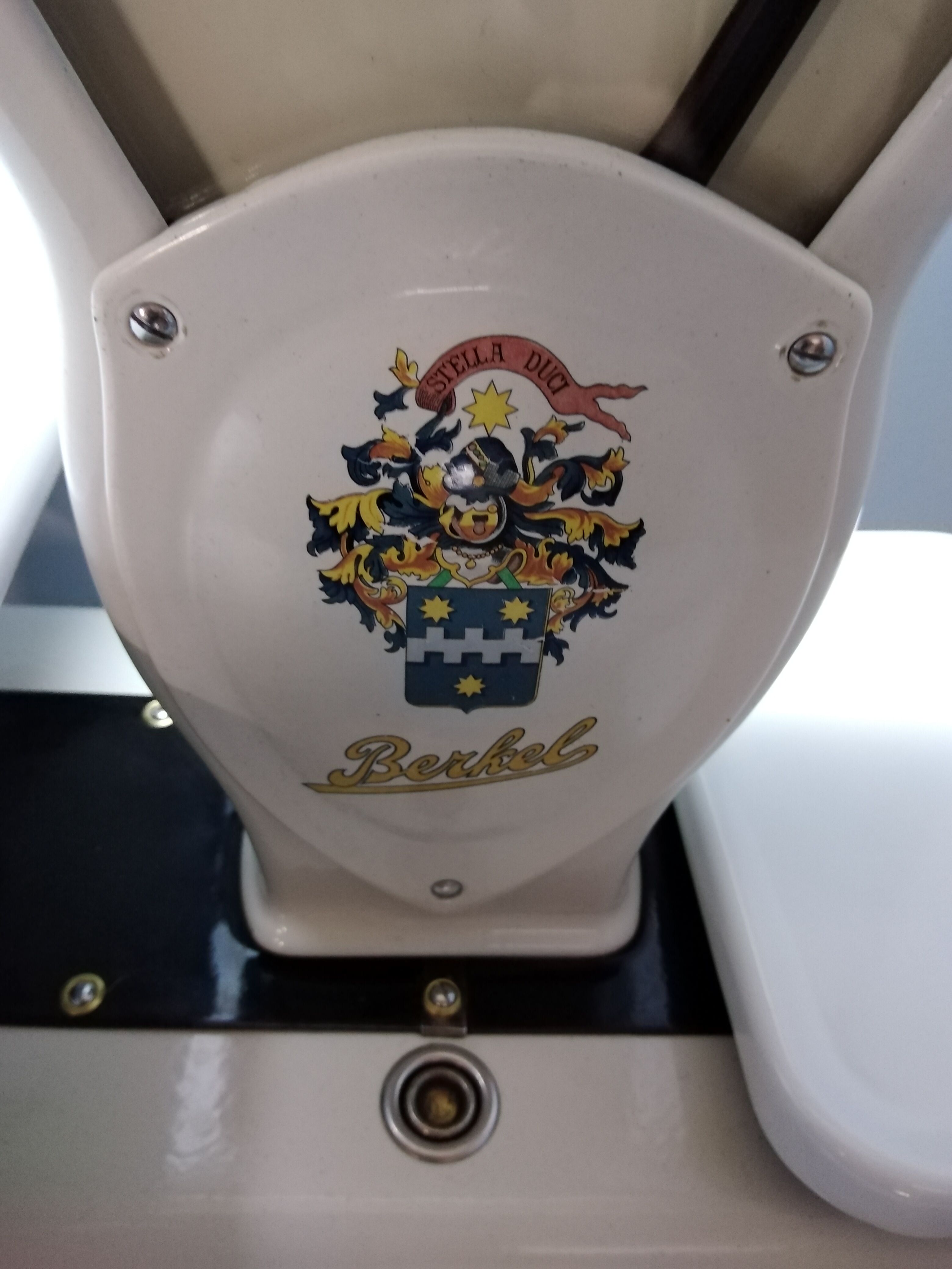 old BERKEL scale in enamelled cast iron from 1945