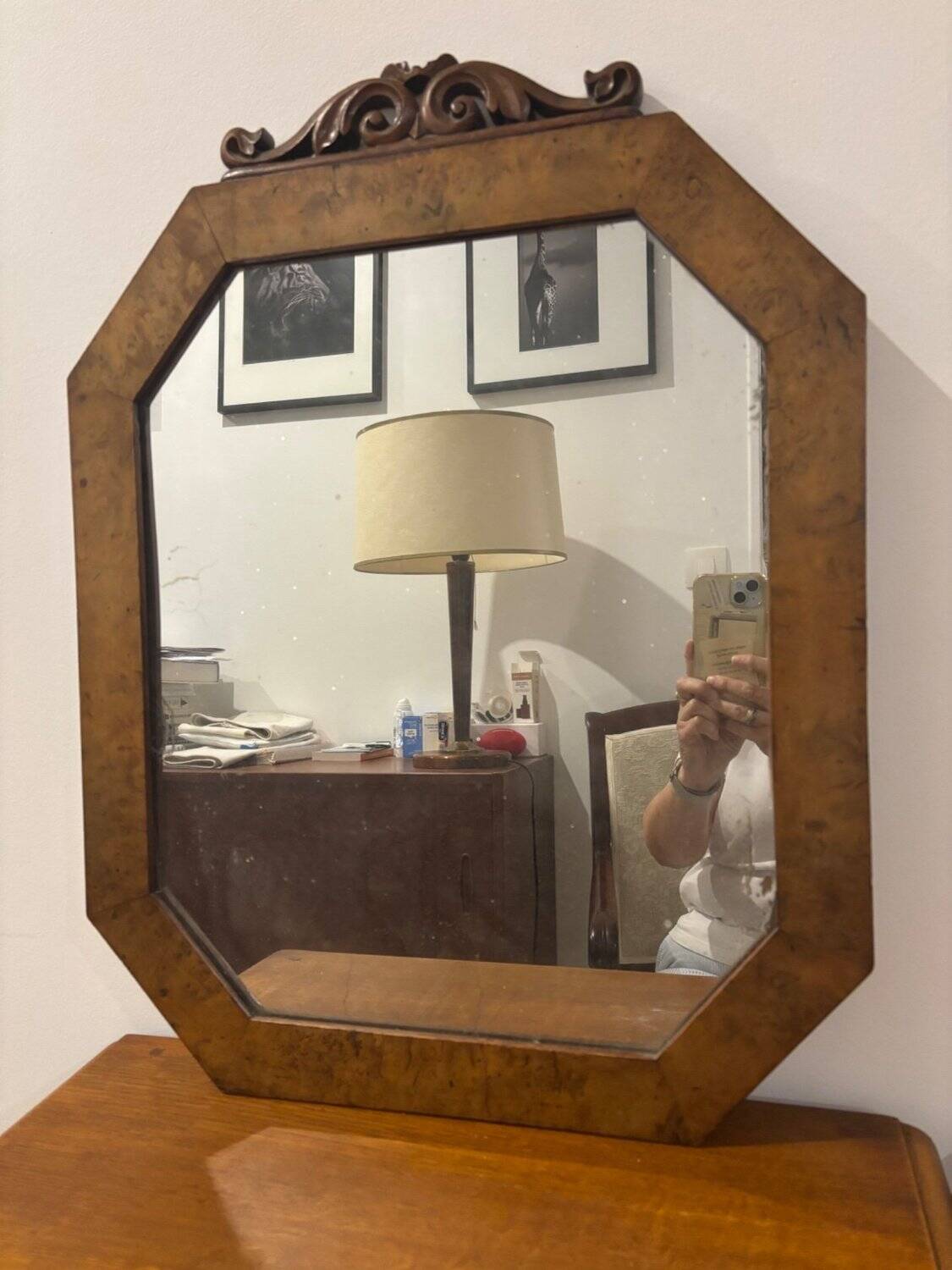 Miroir octogonal ancien - Bois de ronce & fronton sculpté à volutes