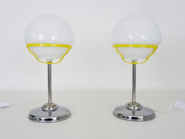 Paire de lampes de table Space Age métal chromé globe opaline. Années 70