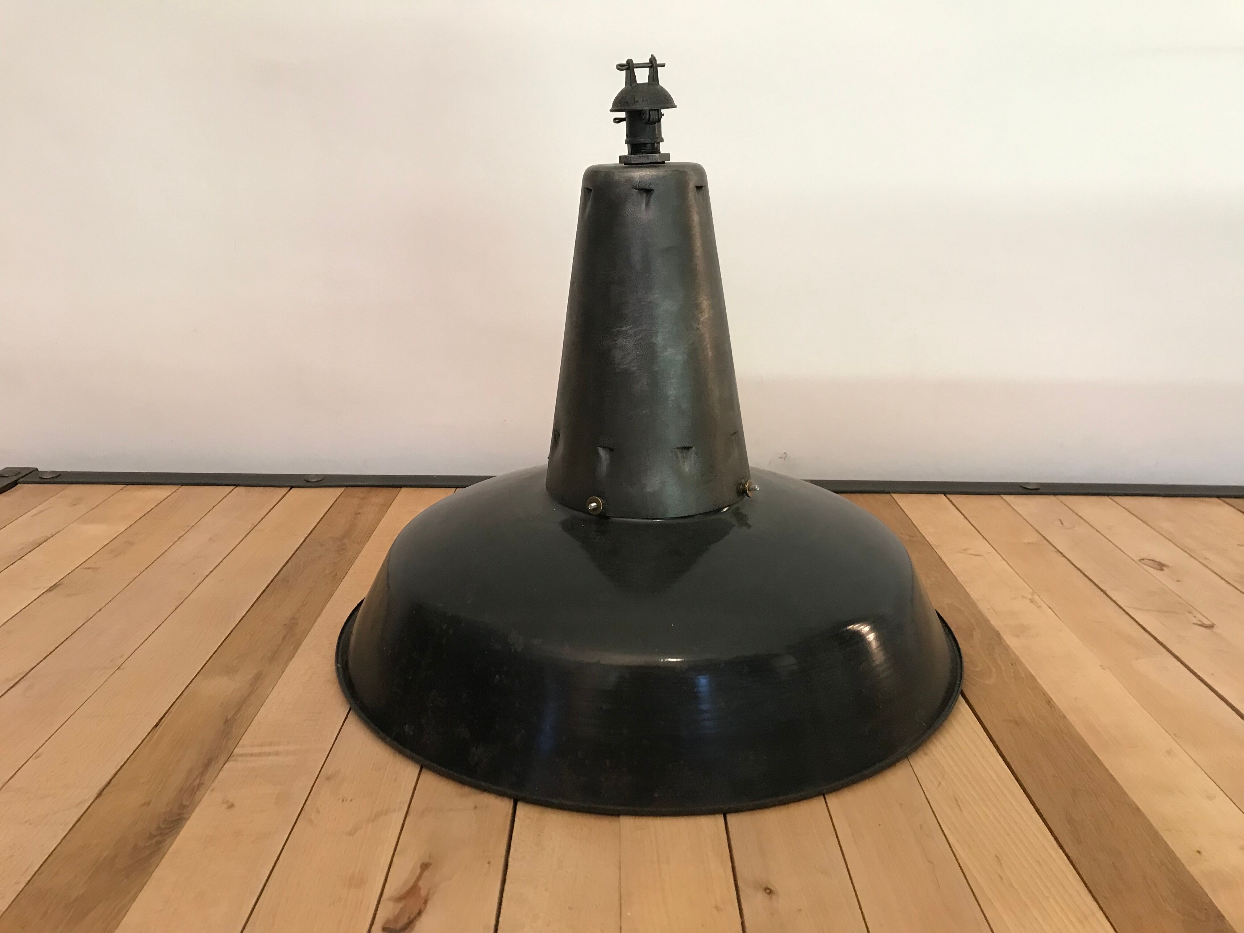 Enamelled cup lamp suspension workshop